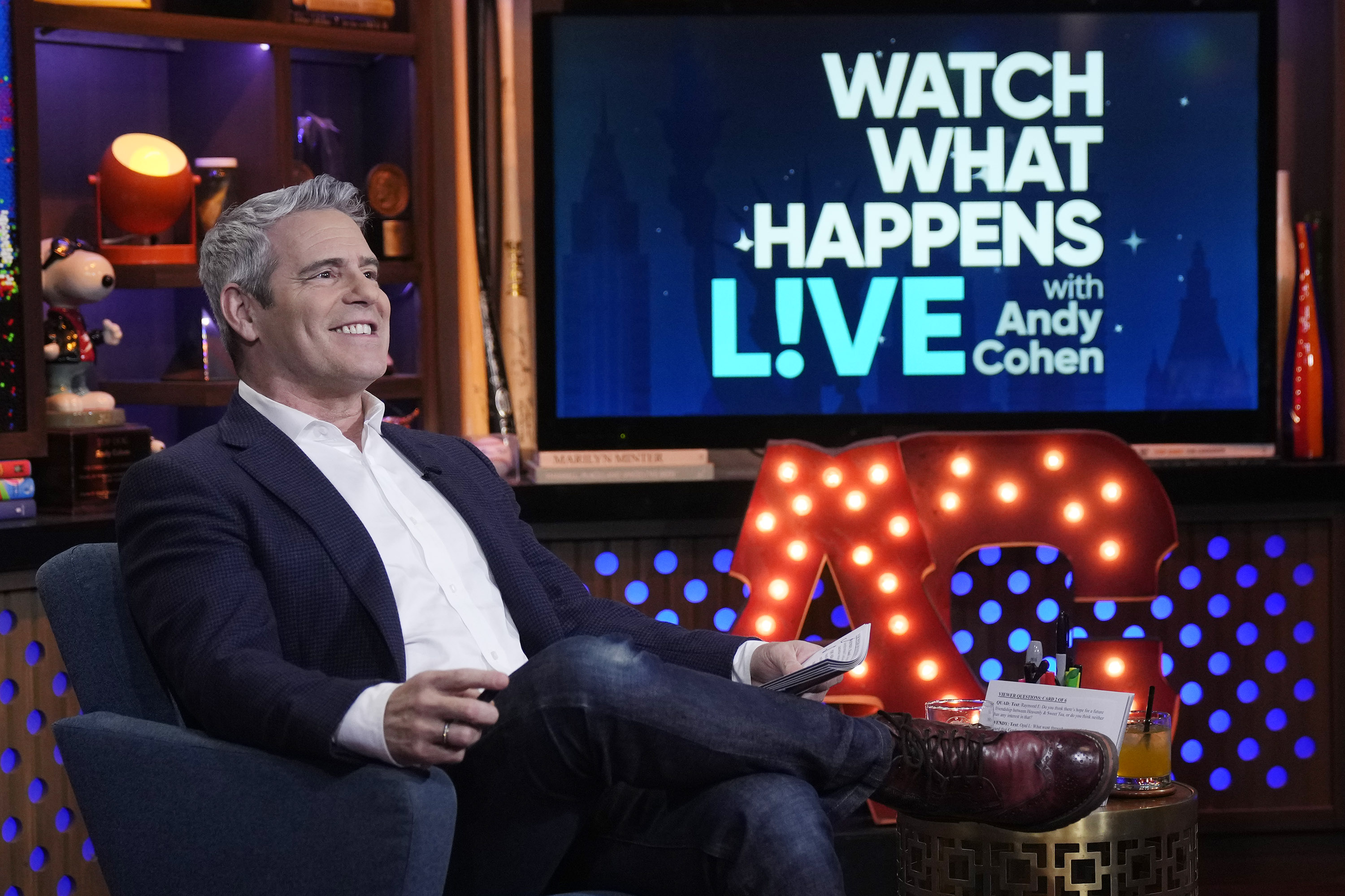 Andy Cohen en un episodio de la temporada 21 de "Watch What Happens Live with Andy Cohen" en 2024. | Foto: Getty Images
