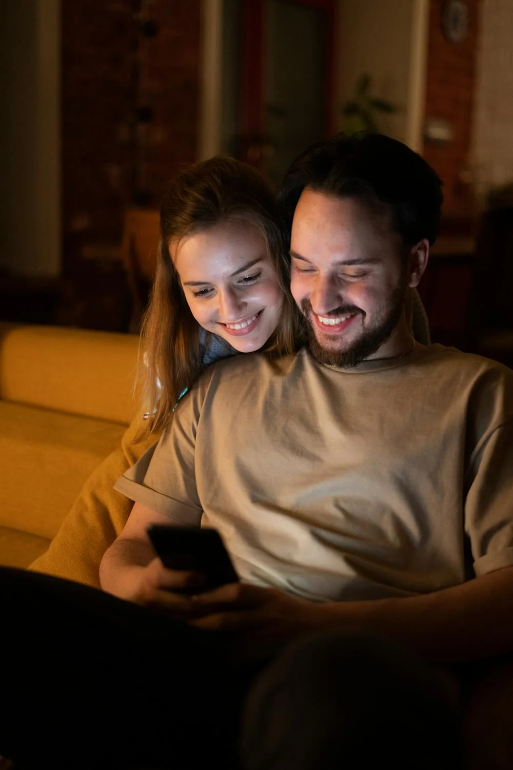 Una mujer hablando con un hombre en casa | Fuente: Pexels