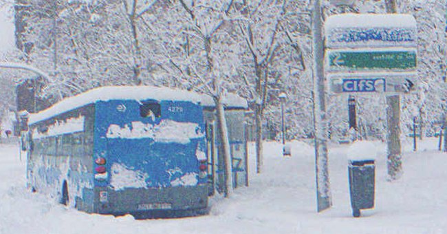 Un autobús frente a una parada un día de nieve | Foto: Shutterstock