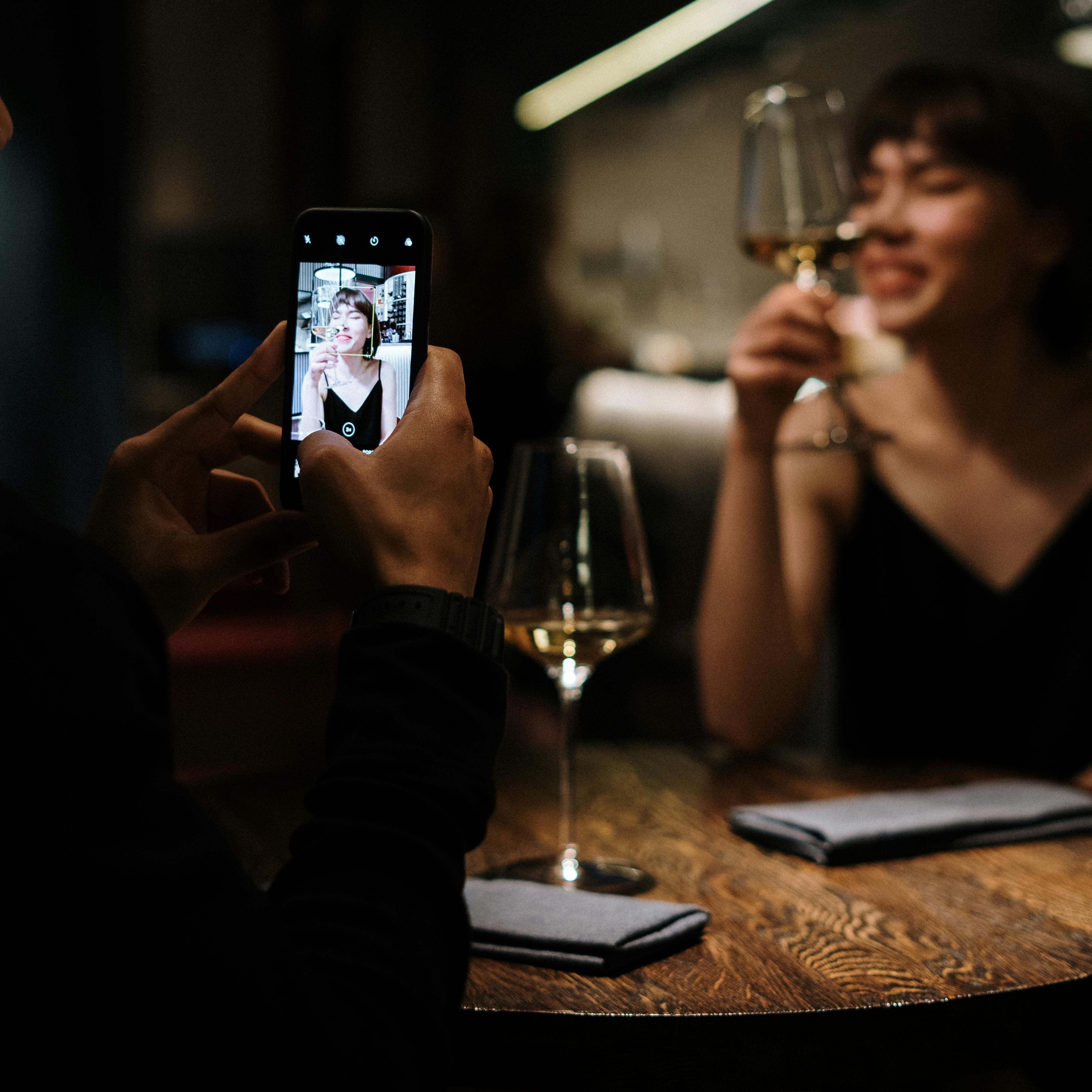 Un hombre haciendo una foto a una mujer con su teléfono | Fuente: Pexels