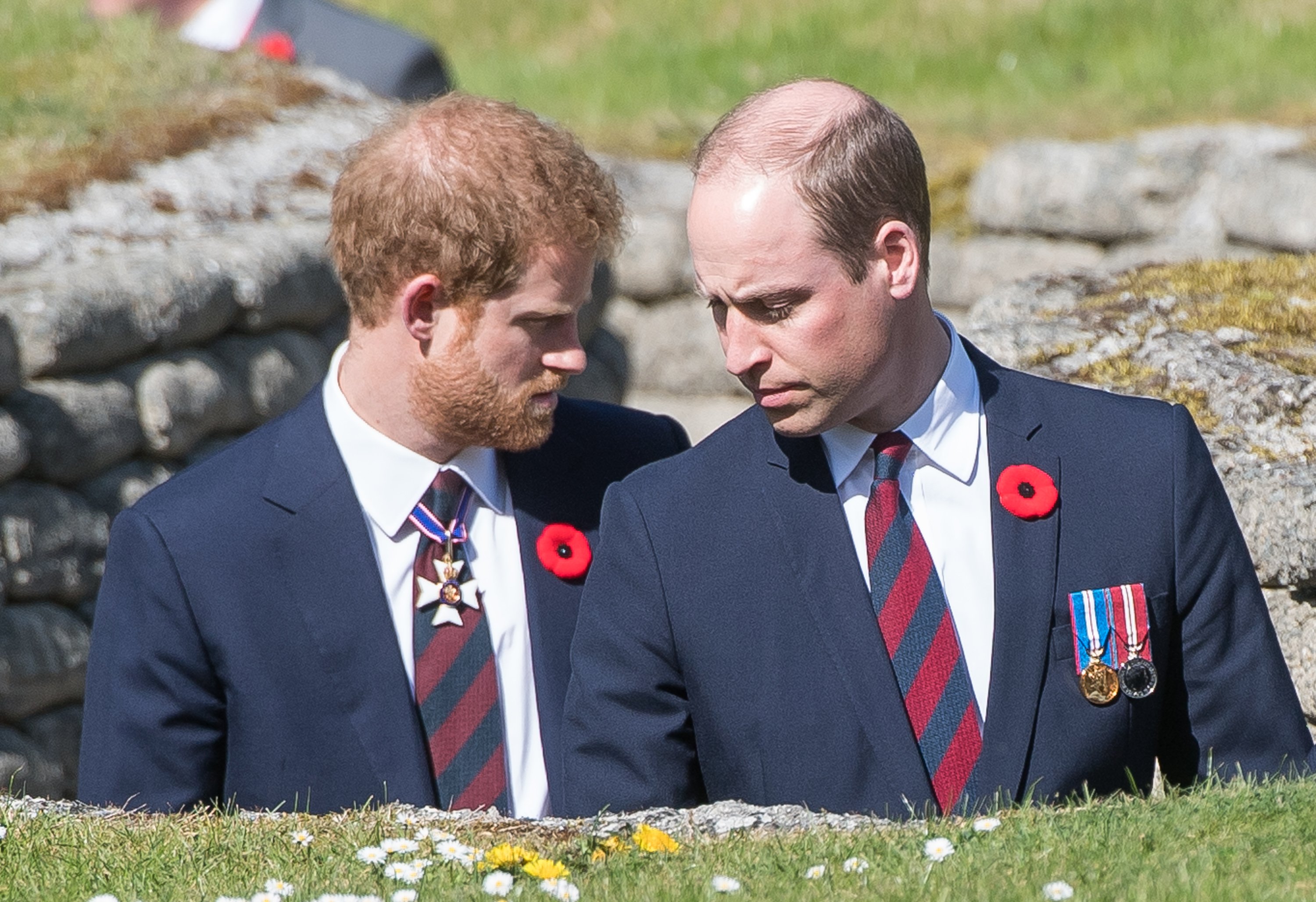 El príncipe William y el príncipe Harry en las conmemoraciones del centenario de la batalla de Vimy Ridge, el 9 de abril de 2017 en Lille, Francia. | Foto: Getty Images