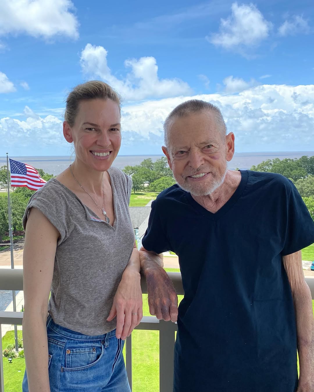 Hilary Swank y su padre en una foto compartida el 16 de abril de 2023 | Fuente: Instagram/hilaryswank