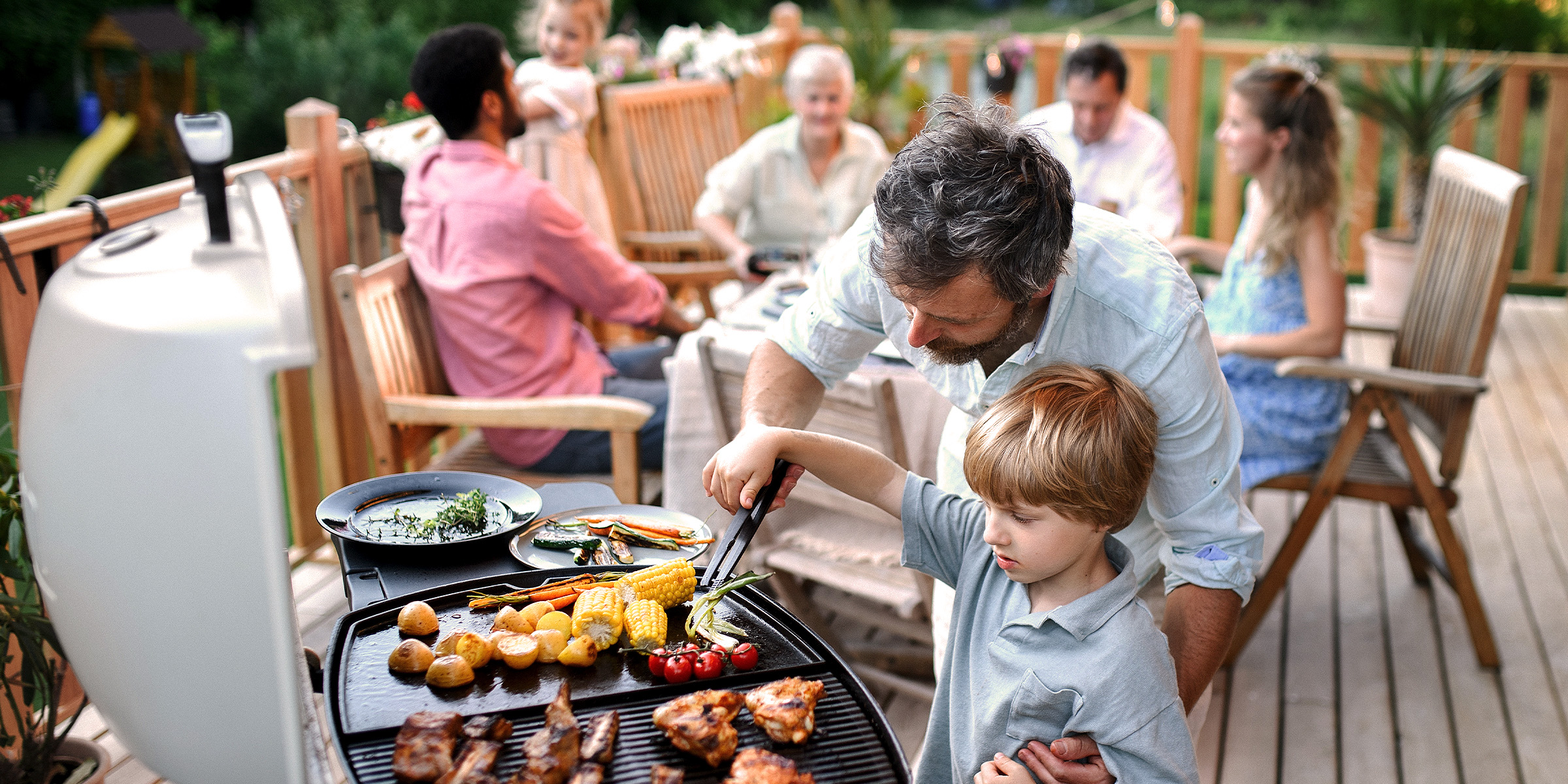Familia en una barbacoa | Fuente: Shutterstock