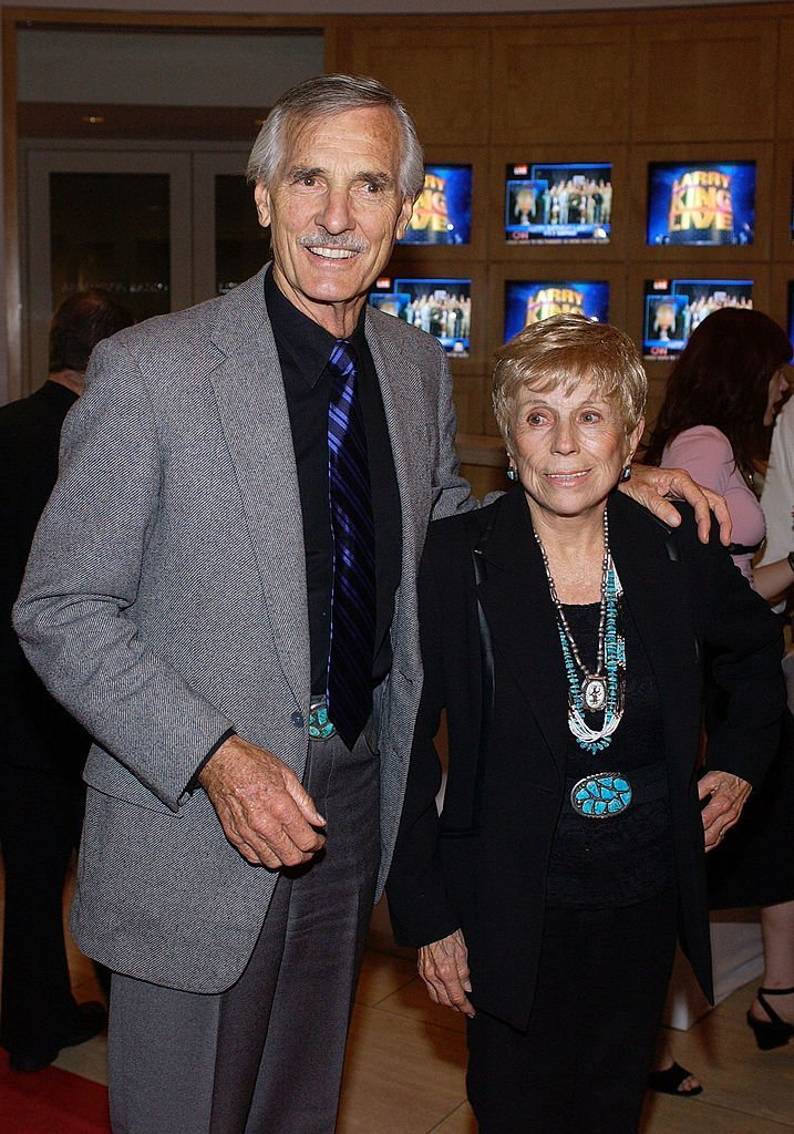 Dennis Weaver y su esposa Gerry asisten a una fiesta sorpresa por el cumpleaños número 70 del presentador de televisión Larry King. | Foto: Getty Images