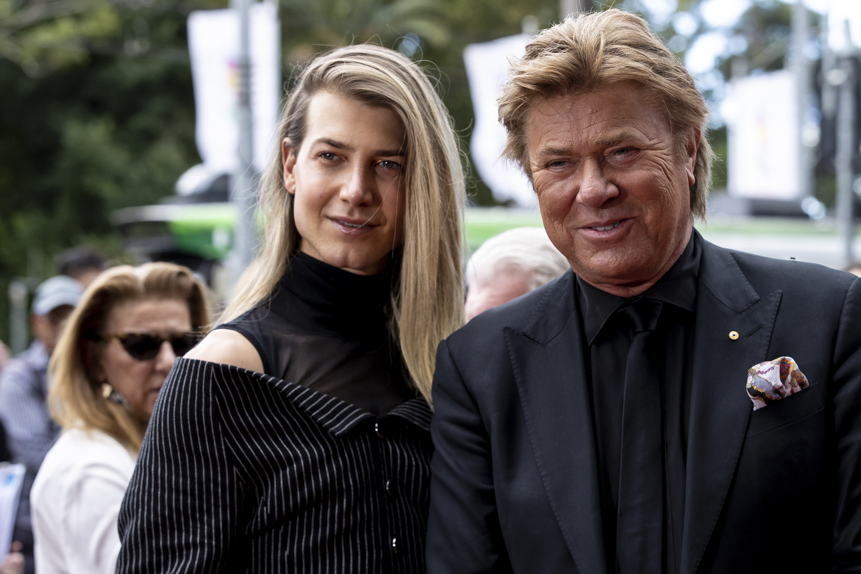 Christian y Richard Wilkins en el Servicio Estatal en Memoria de Olivia Newton-John en Hamer Hall el 26 de febrero de 2023, en Melbourne, Australia. | Fuente: Getty Images