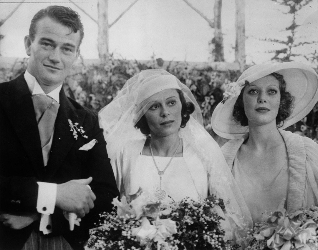 John Wayne el día de su boda con Josephine Sáenz y Loretta Young | Foto: Getty Images
