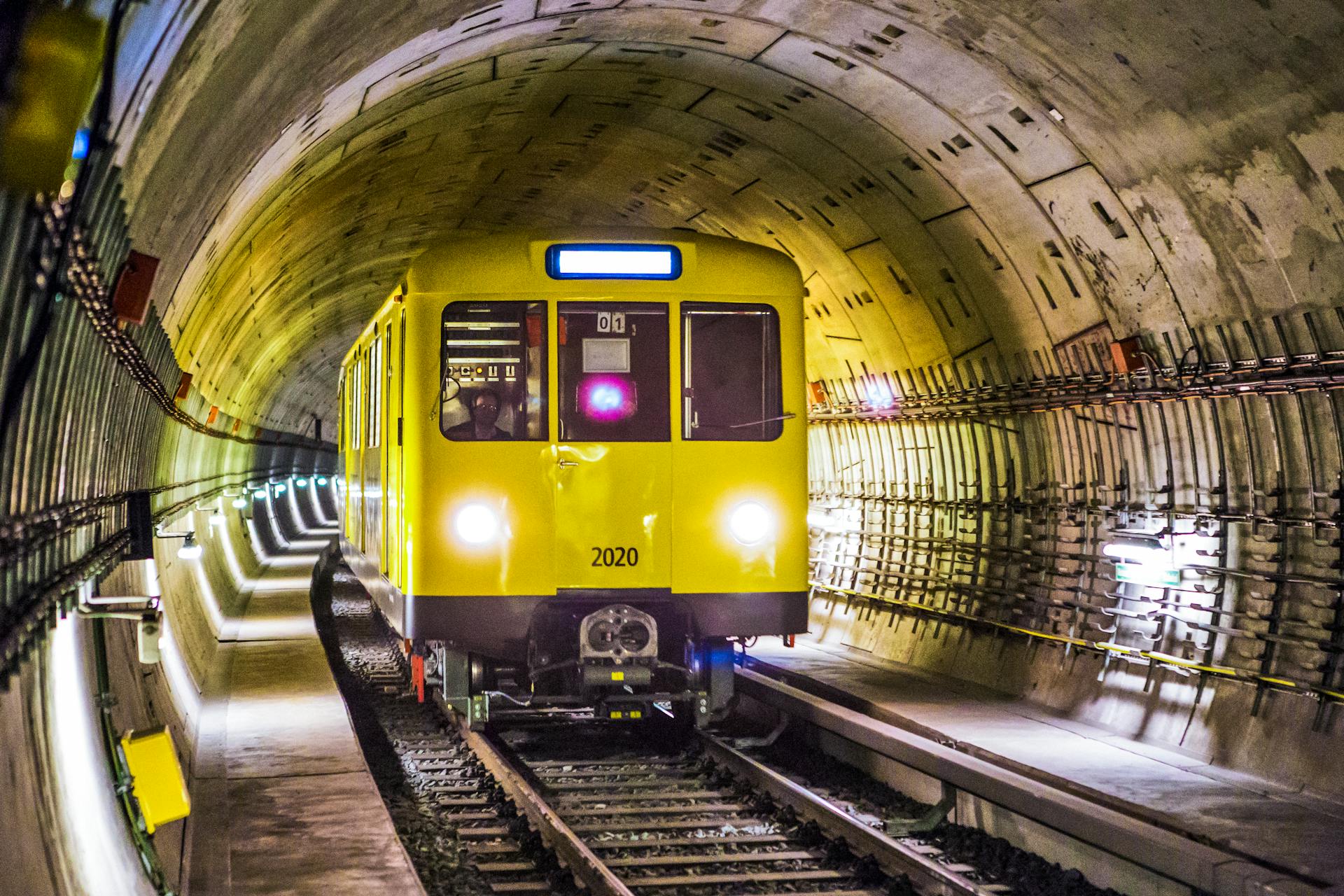 Un tren amarillo y negro pasando por un túnel | Foto: Pexels