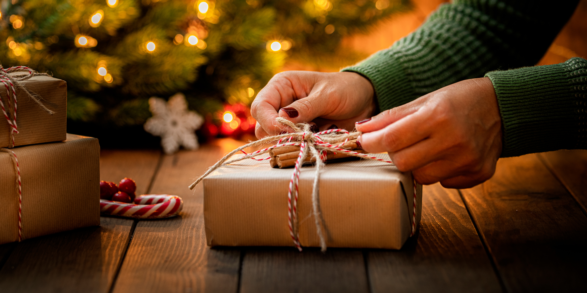 Una mujer envolviendo un regalo | Fuente: Getty Images