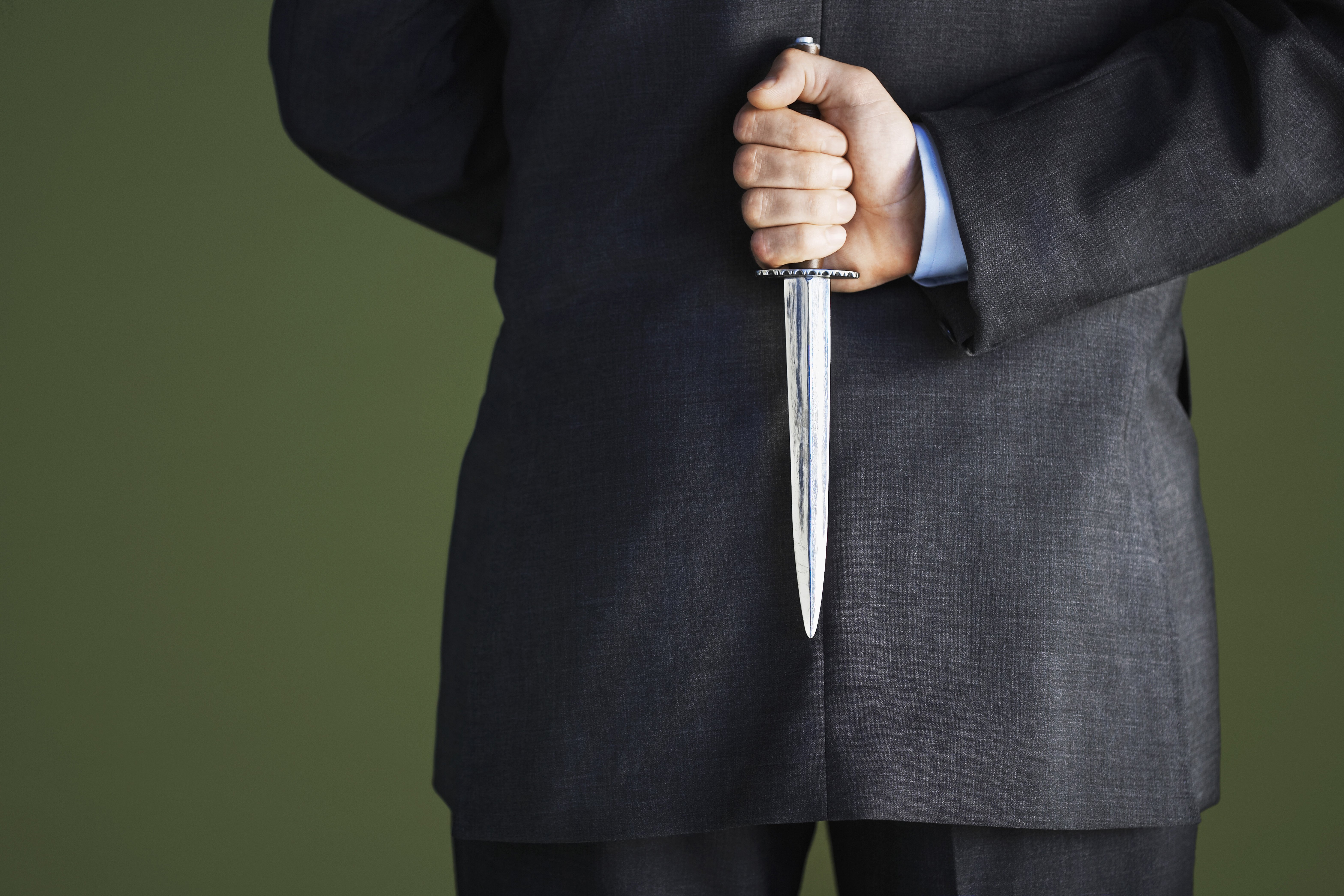 Hombre sosteniendo cuchillo tras la espalda. | Foto: Shutterstock