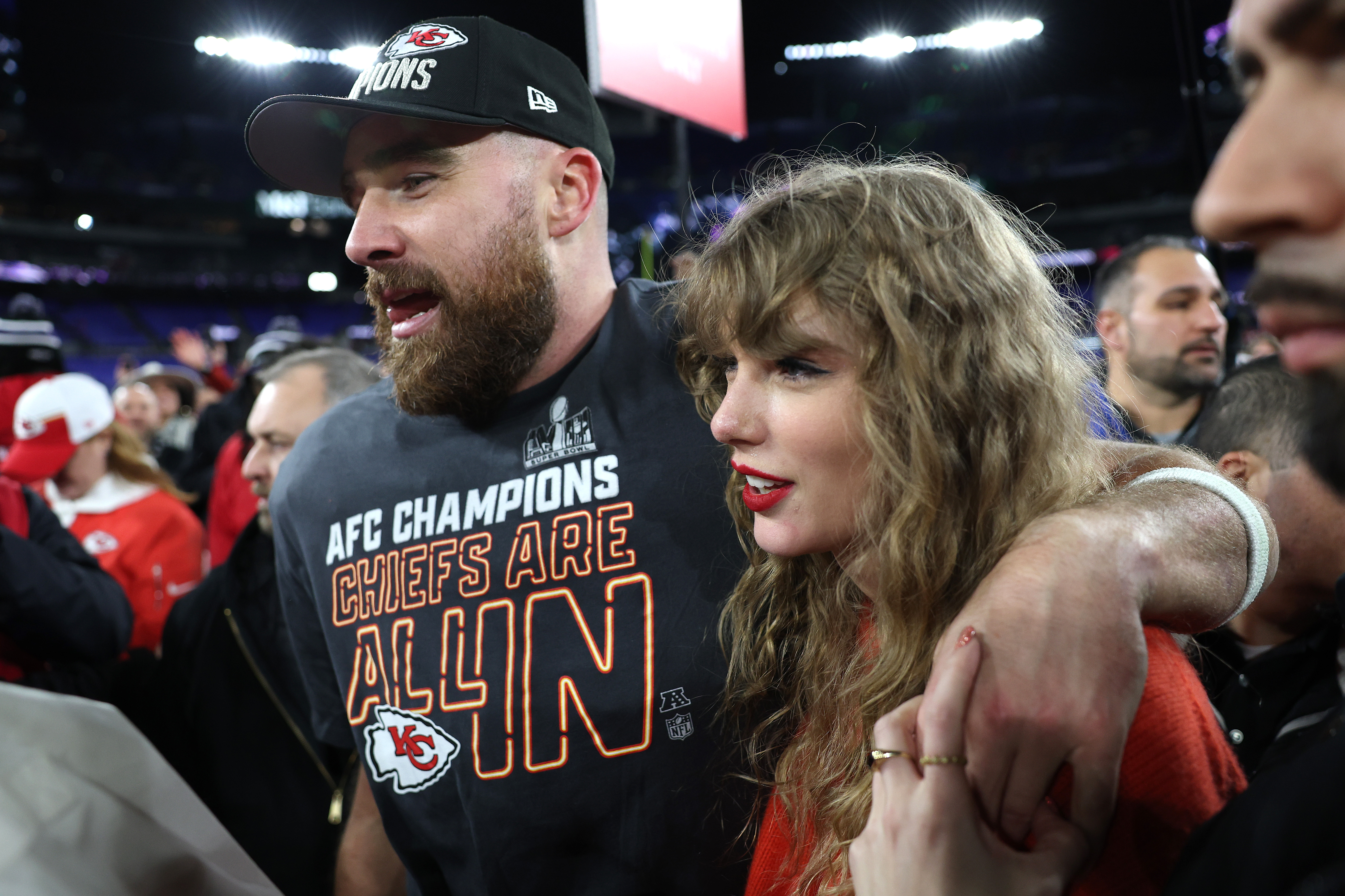 Travis Kelce celebra con Taylor Swift después de la victoria contra los Baltimore Ravens en el AFC Championship Game en el M&T Bank Stadium el 28 de enero de 2024, en Baltimore, Maryland. | Fuente: Getty Images