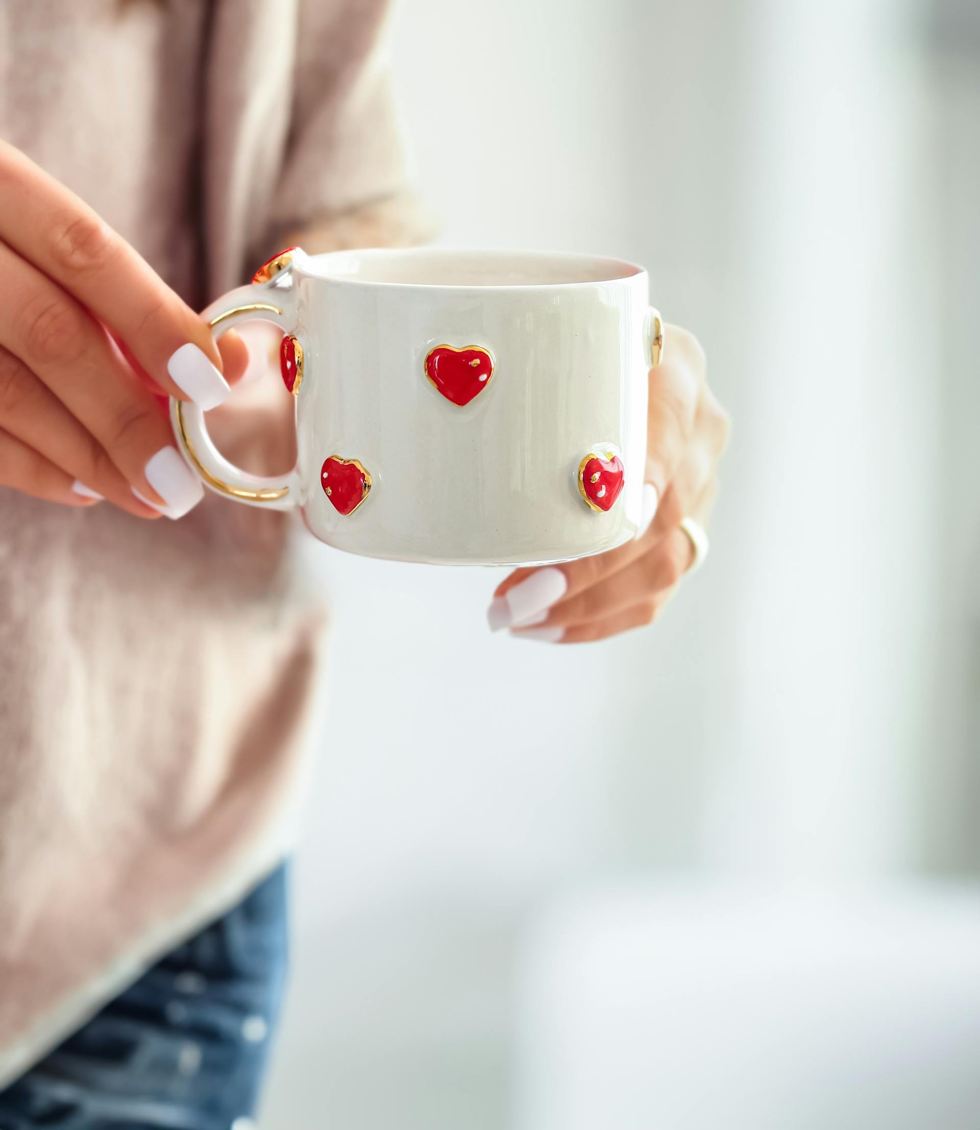 Una mujer con una taza en la mano | Fuente: Pexels