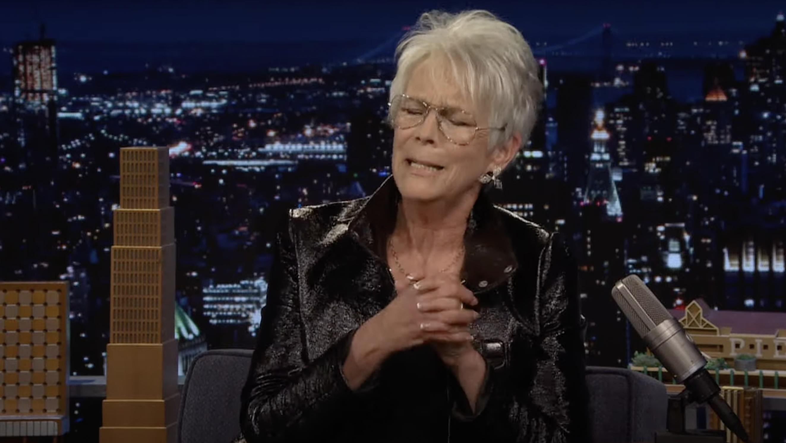 Jamie Lee Curtis se emociona durante una aparición en