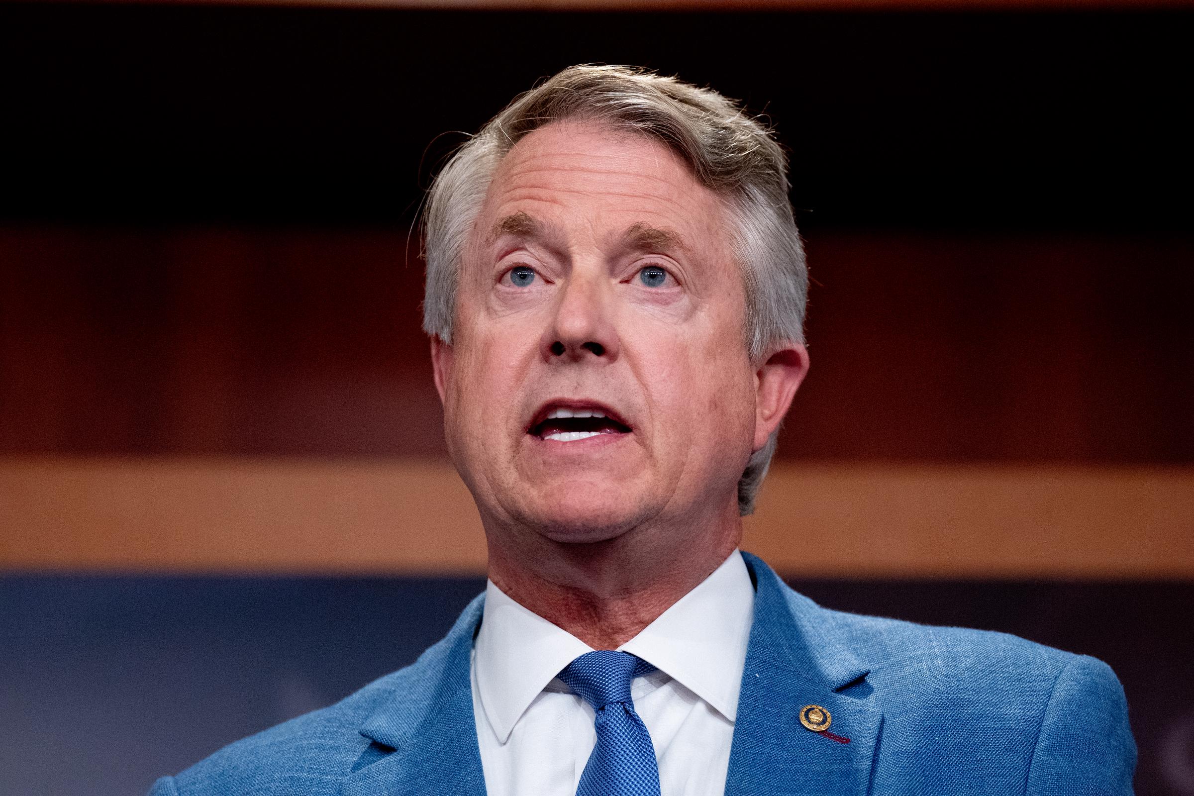 El senador Roger Marshall hablando durante una rueda de prensa en Washington, D.C., el 17 de septiembre de 2024. | Fuente: Getty Images