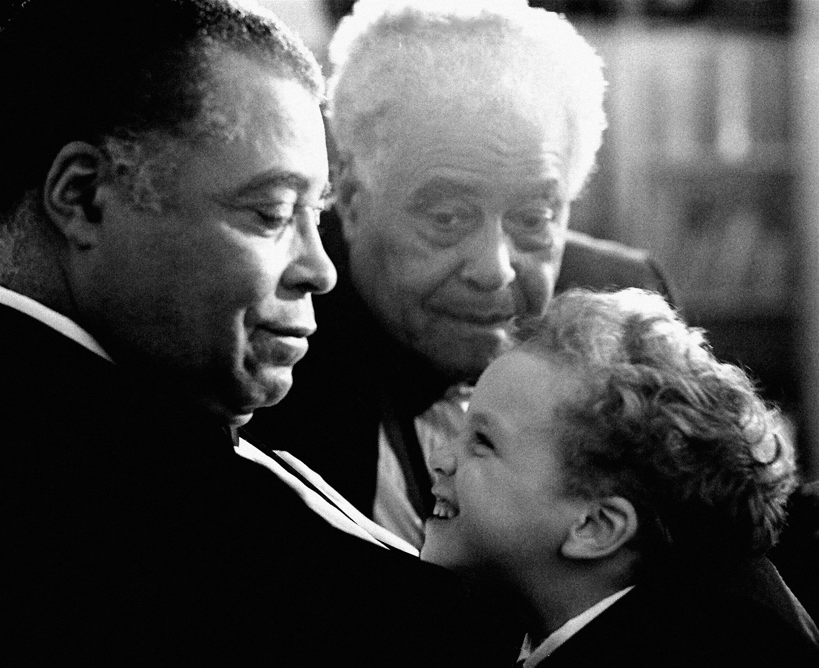 El actor James Earl Jones con su padre, Robert Earl Jones, y su hijo, Flynn Earl Jones, en su residencia de Nueva York, hacia 1987. | Fuente: Getty Images