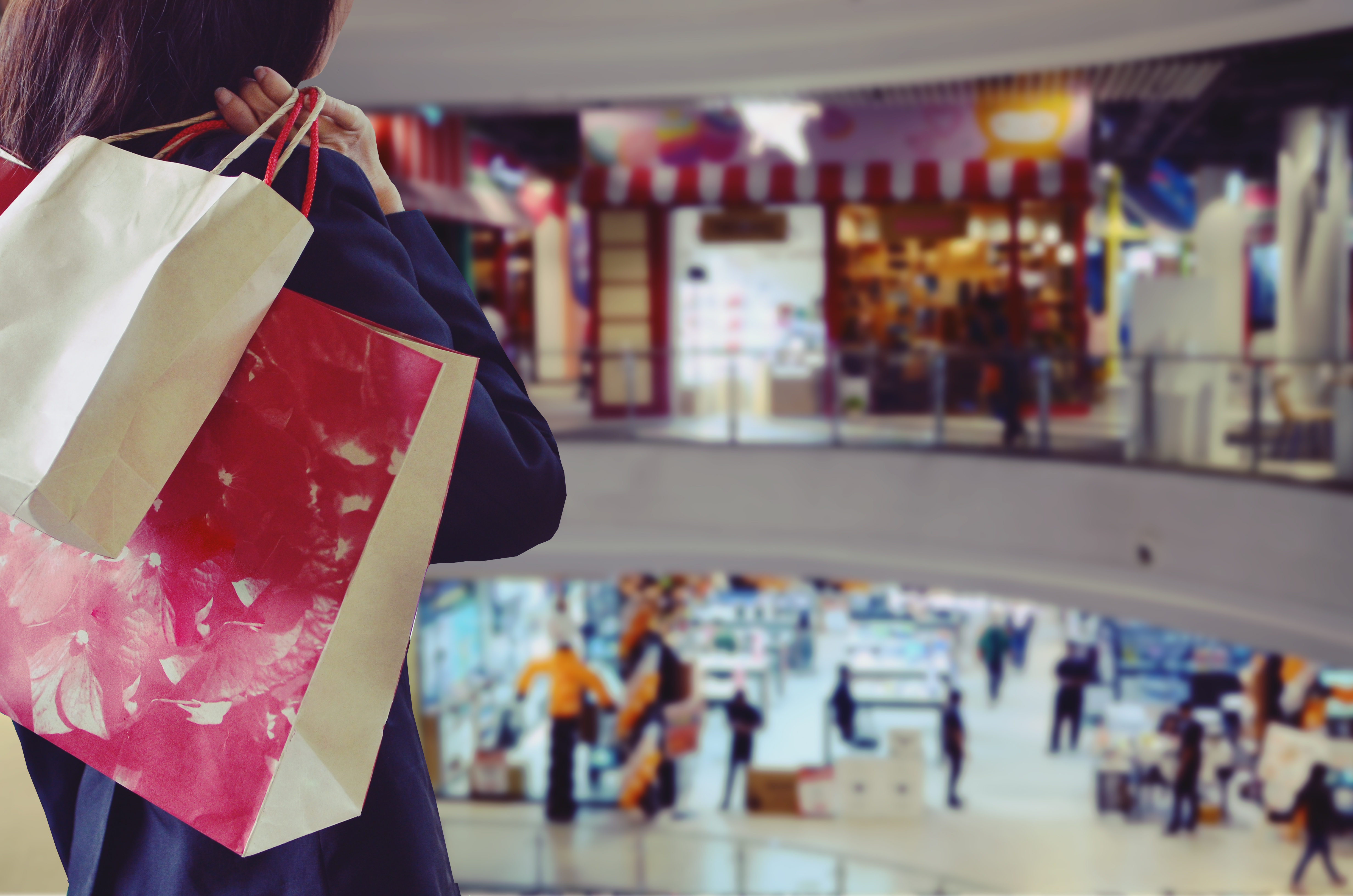 Mujer sujetando bolsas de la compra | Fuente: Shutterstock