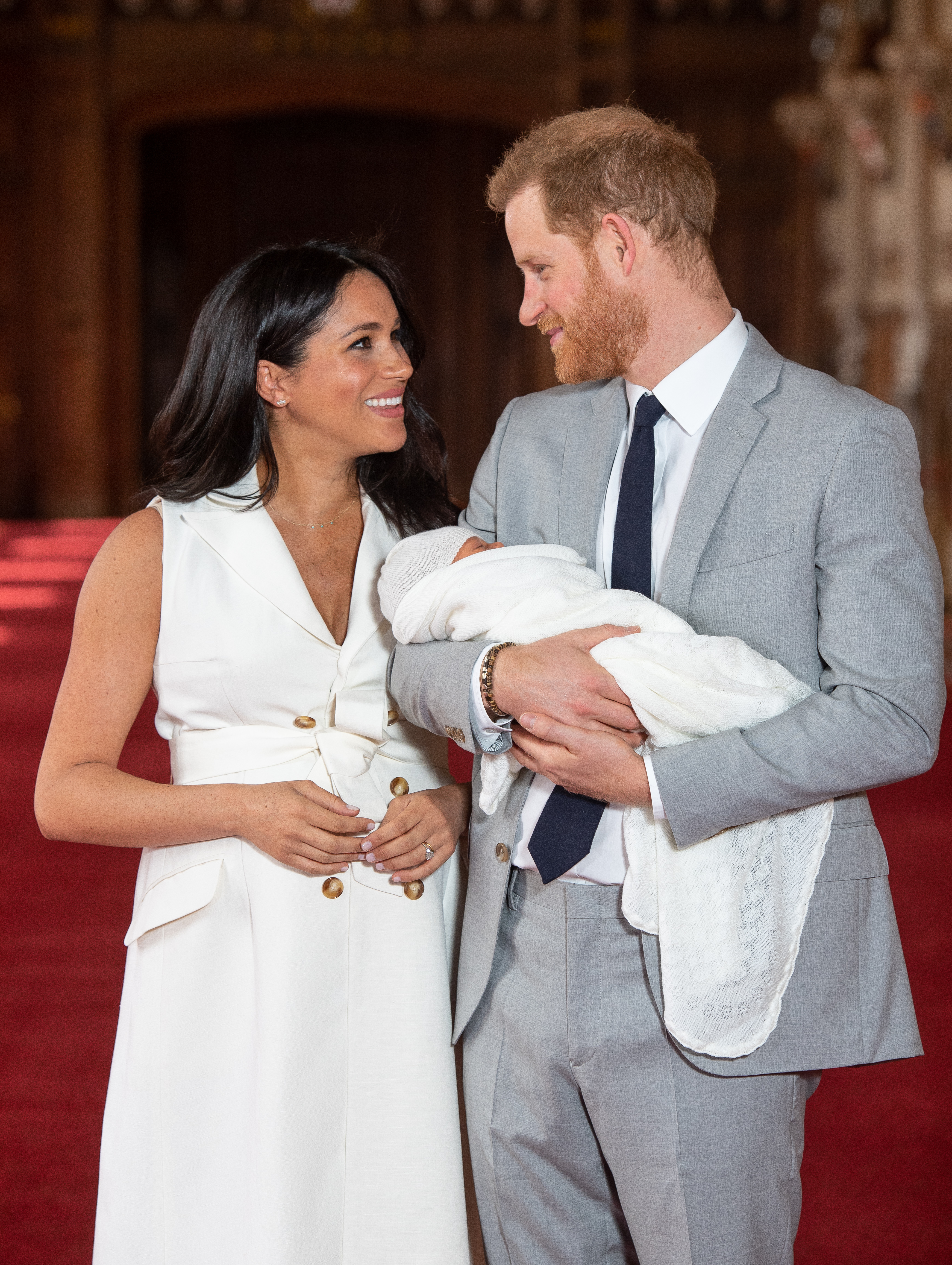 El príncipe Harry y Meghan Markle posan con el recién nacido Archie durante un photocall en el Salón de San George del Castillo de Windsor el 8 de mayo de 2019 en Windsor, Inglaterra | Foto: Getty Images