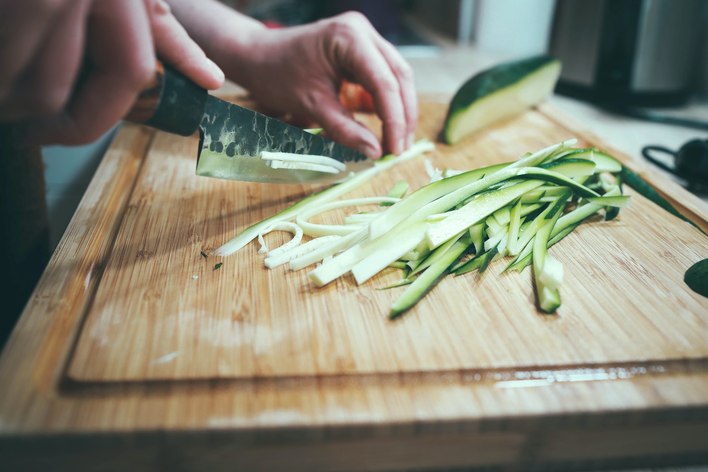 Persona cortando verduras | Fuente: Unsplash