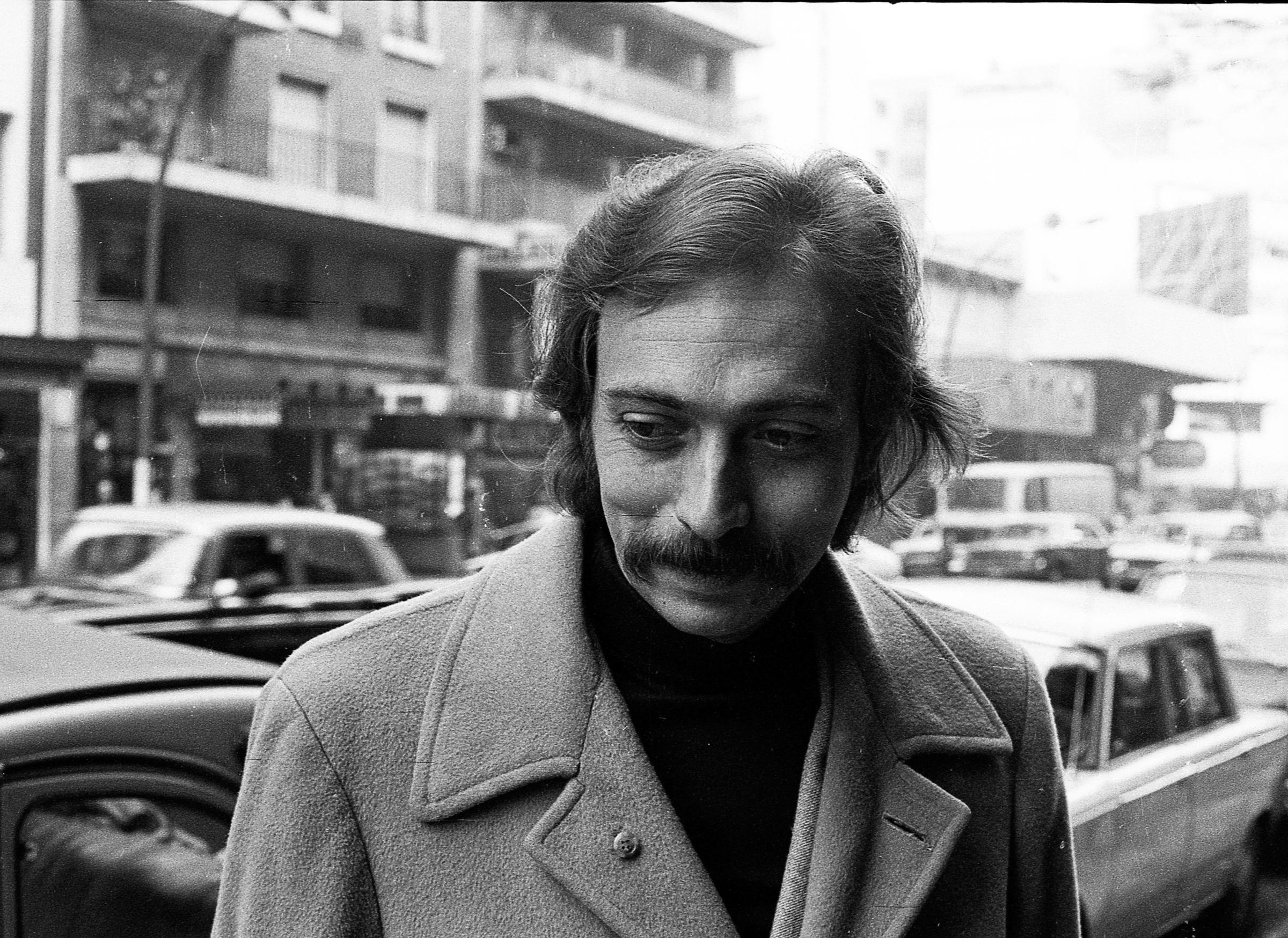 Luis Brandoni en Avenida Santa Fé, Buenos Aires, Argentina, 29 de julio de 1975. | Fuente: Getty Images