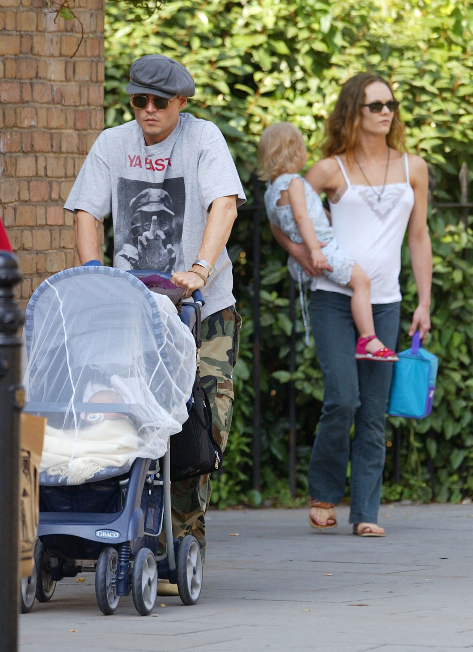 Johnny Depp y Vanessa Paradis con sus dos hijos en Londres el 14 de julio de 2002. | Foto: Getty Images