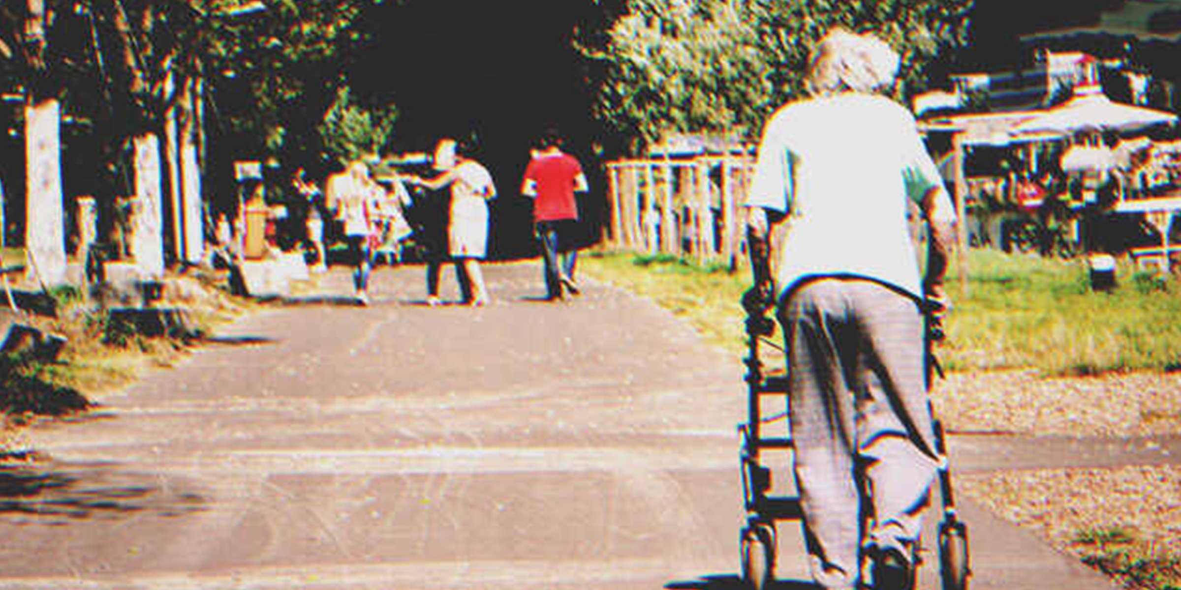 Una mujer mayor caminando por un parque | Foto: Getty Images