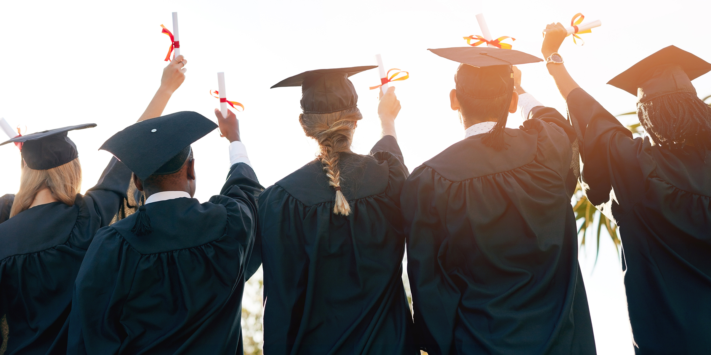 Estudiantes celebrando su graduación | Fuente: Shutterstock