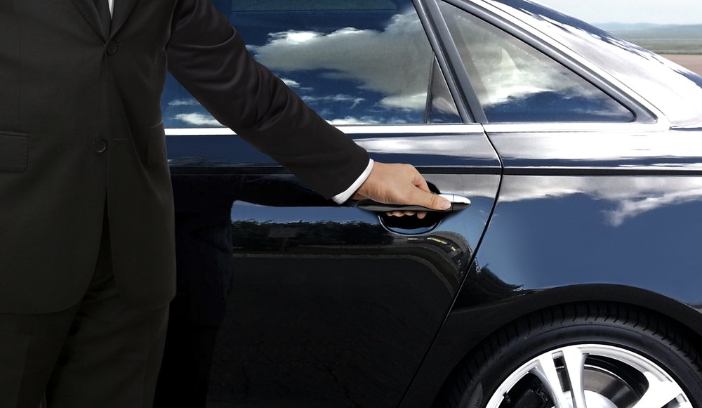 Conductor abriendo la puerta de un vehículo negro. | Foto: Shutterstock