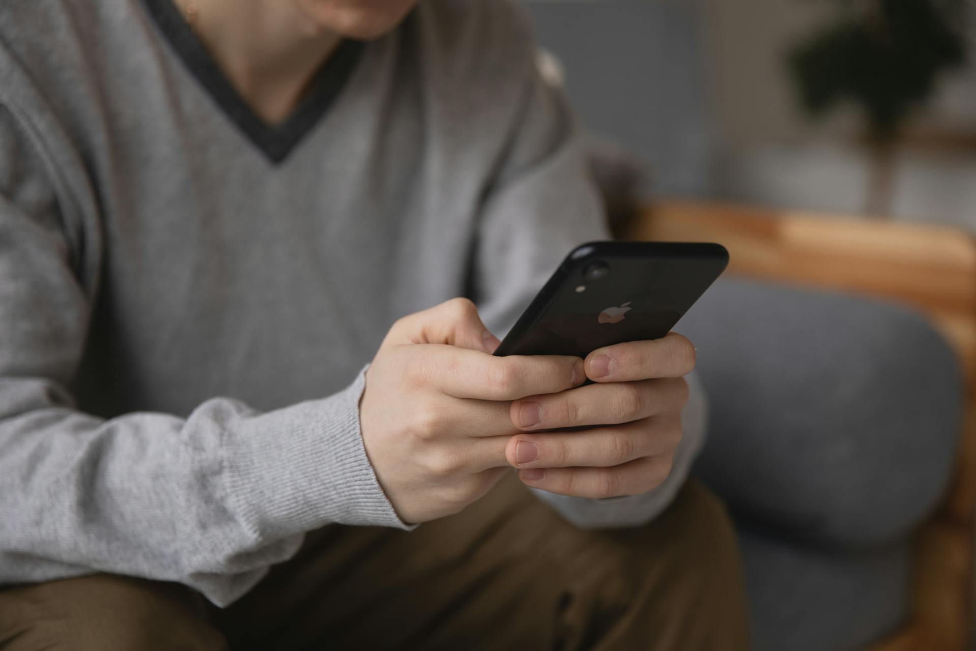 Un hombre usando su teléfono | Fuente: Pexels