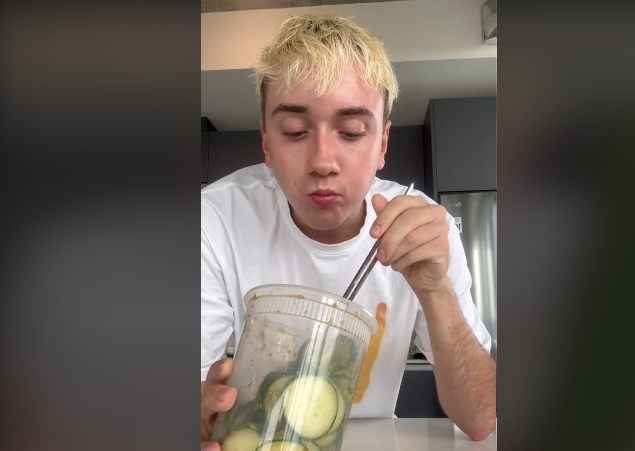 Logan Moffitt comiendo su ensalada | Fuente: TikTok via tiktok.com/@logagm