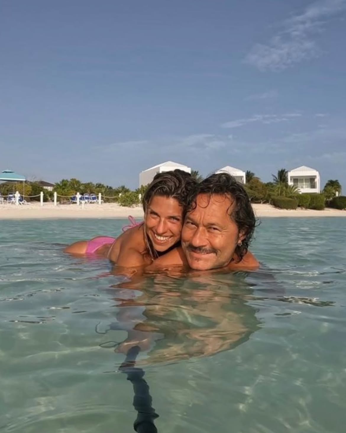 Diego Torres y su novia Martina Díaz Radonic disfrutando de sus vacaciones en la playa | Fuente: Instagram/diegotorresmusica