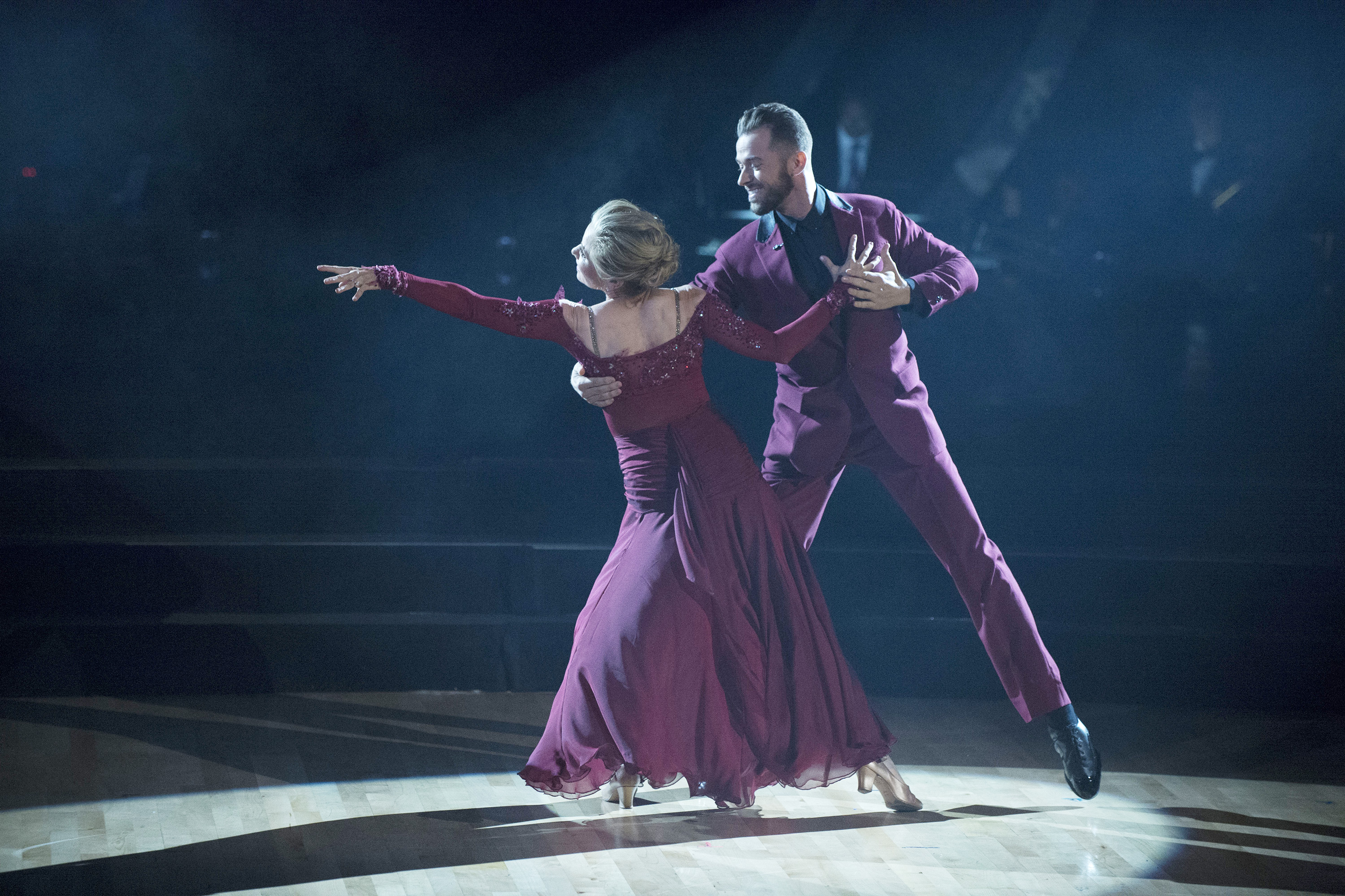 Maureen McCormick y Artem Chigvintsev aparecen en "Dancing with the Stars" el 12 de septiembre de 2016 | Fuente: Getty Images