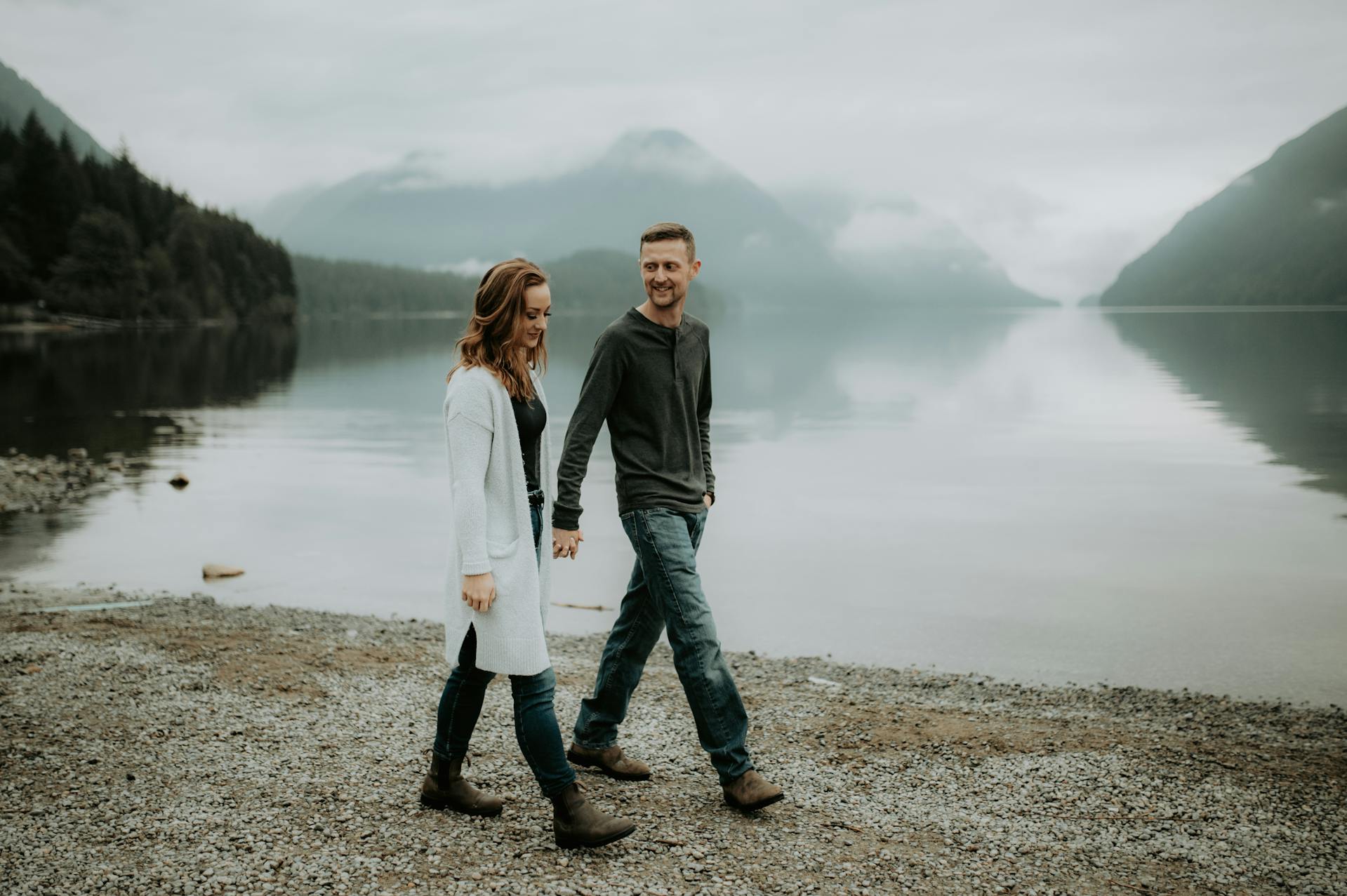 Una pareja paseando por la orilla de un lago | Fuente: Pexels