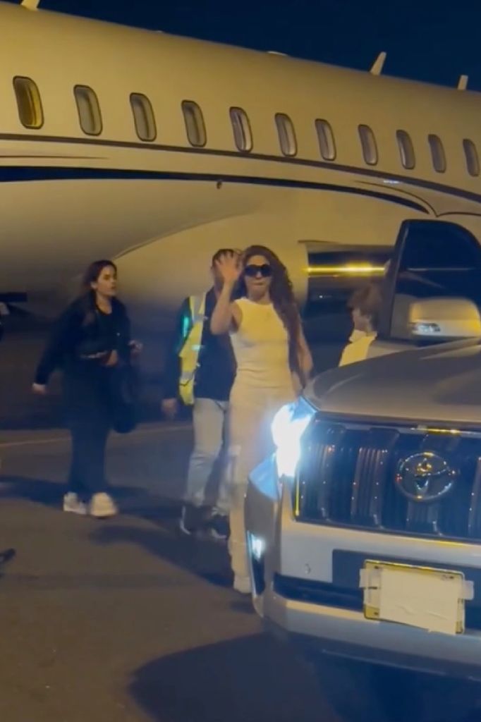 Shakira es vista desembarcando de un jet privado el 19 de febrero de 2025 en Barranquilla, Colombia.