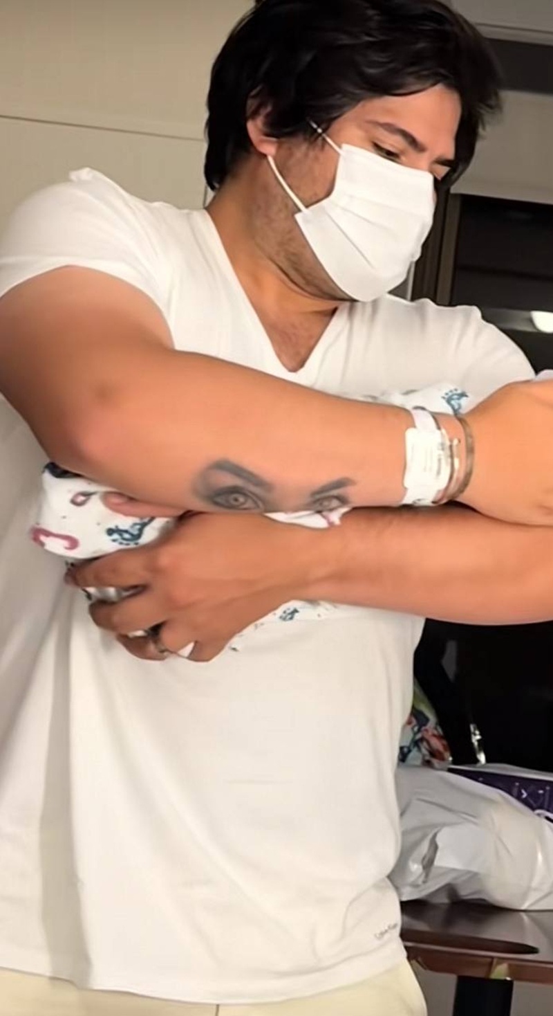 Alejandro Sánchez con su bebé en brazos | Fuente: TikTok/carolinaff444