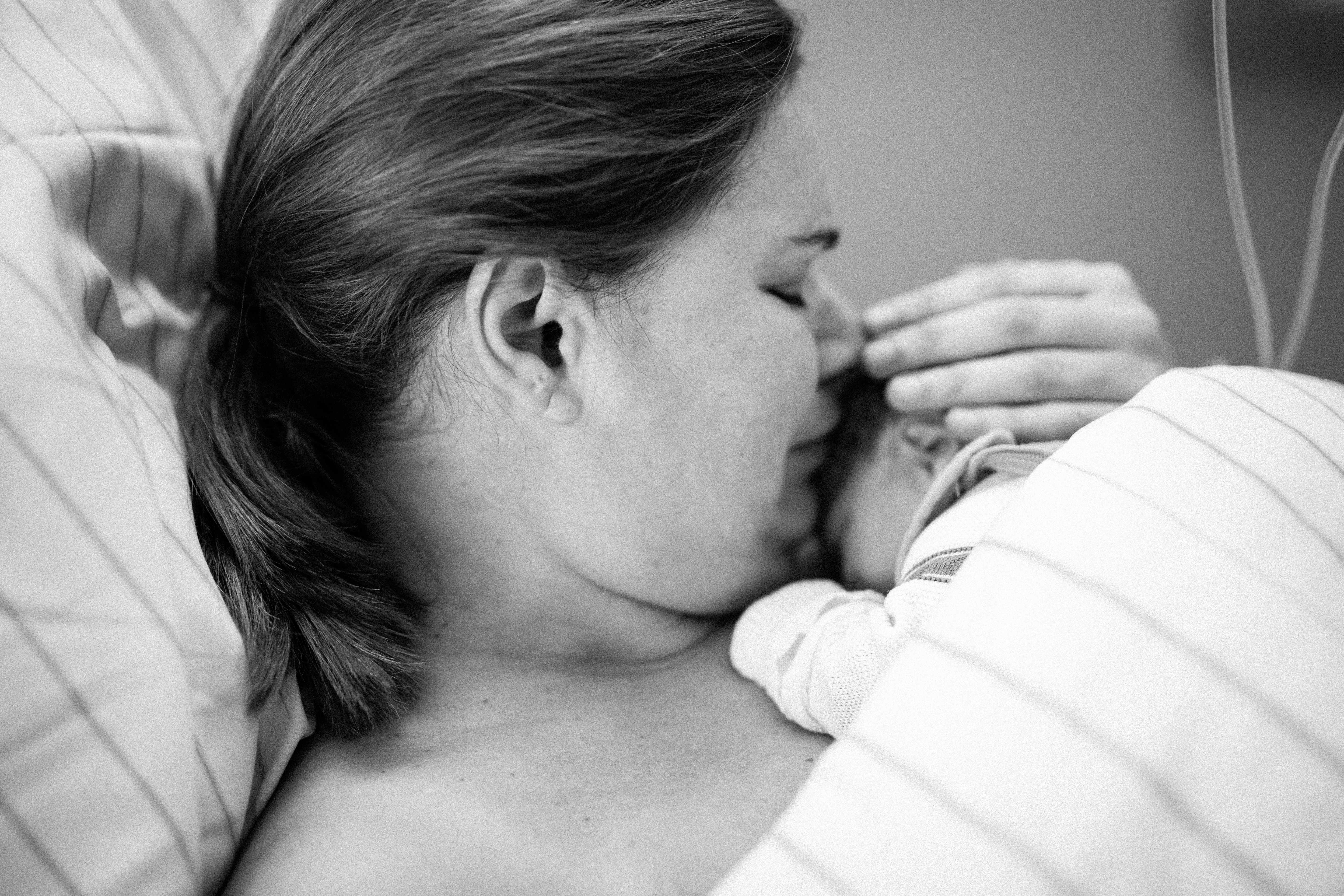 Una madre besando a su bebé recién nacido. | Foto: Shutterstock