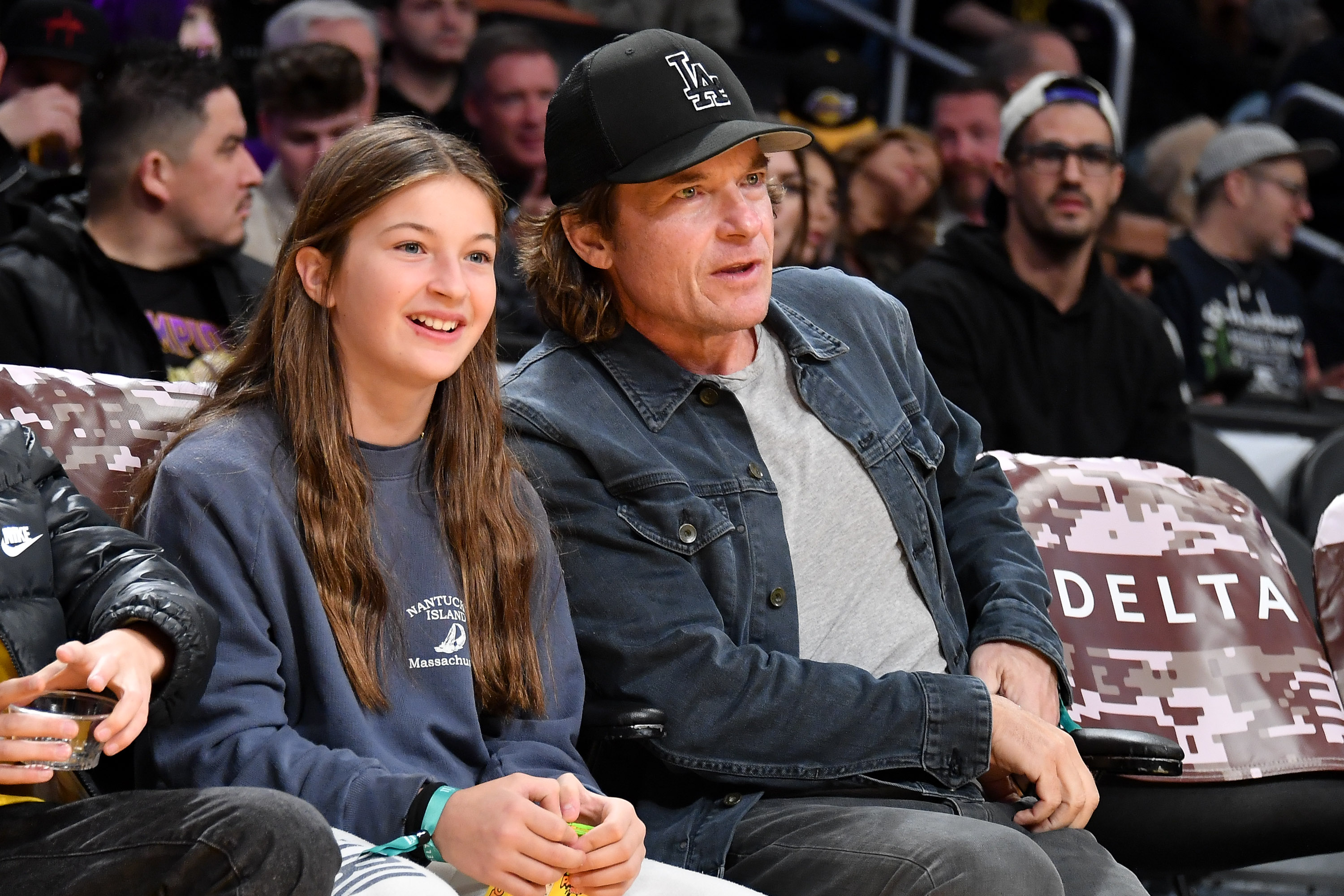 Jason Bateman y su hija Francesca Nora asisten a un partido de baloncesto en el Crypto.com Arena el 19 de noviembre de 2023 | Fuente: Getty Images