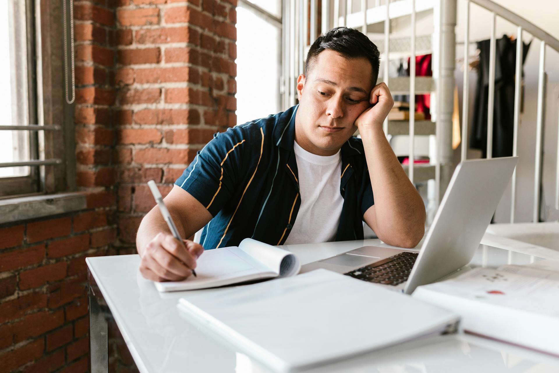 Un hombre trabajando | Fuente: Pexels