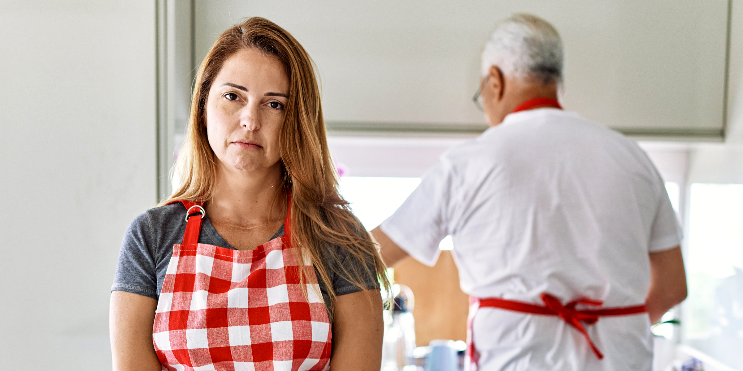 Una mujer enfadada con un delantal | Fuente: Shutterstock