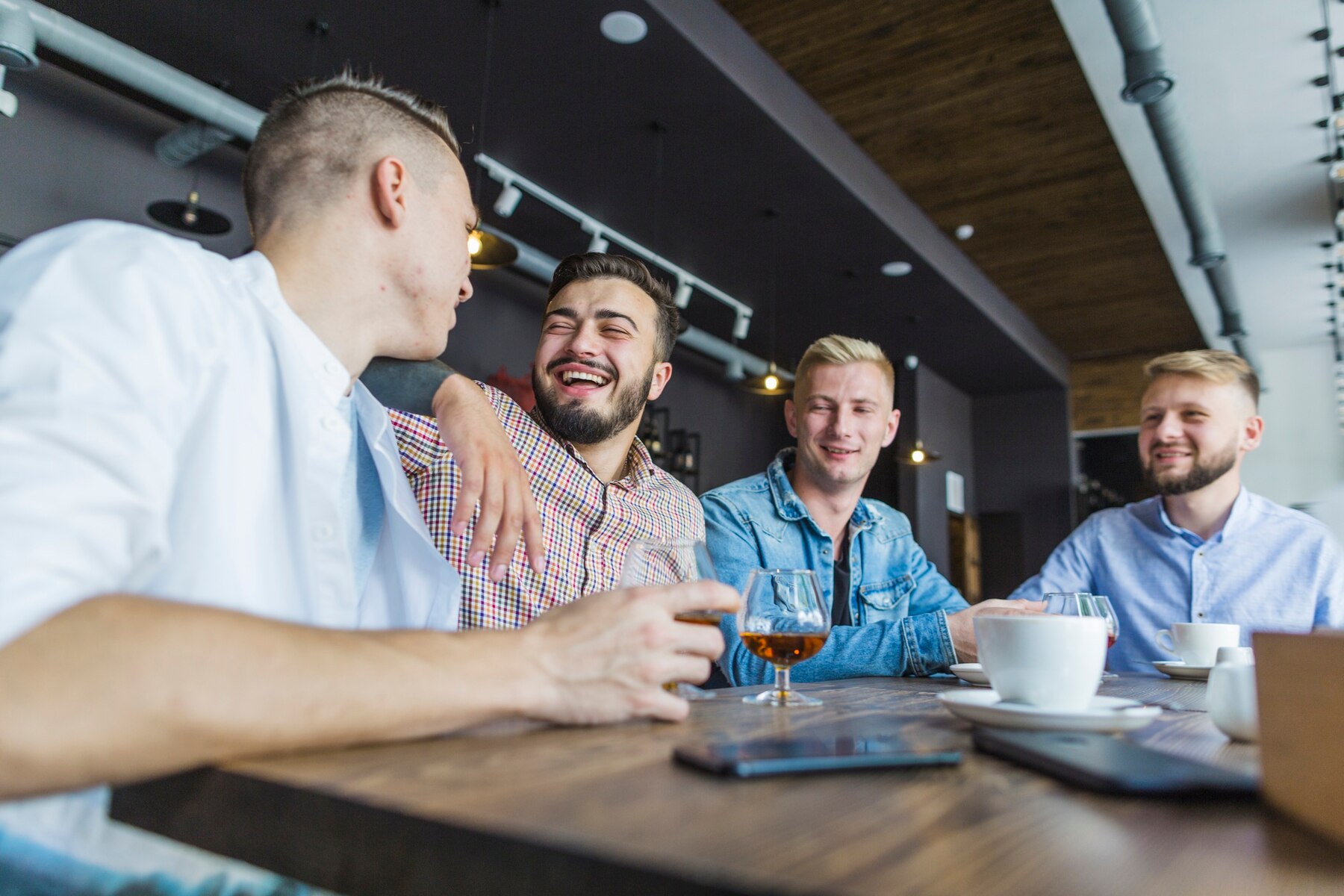 Hombres riendo en un restaurante | Fuente: Pexels