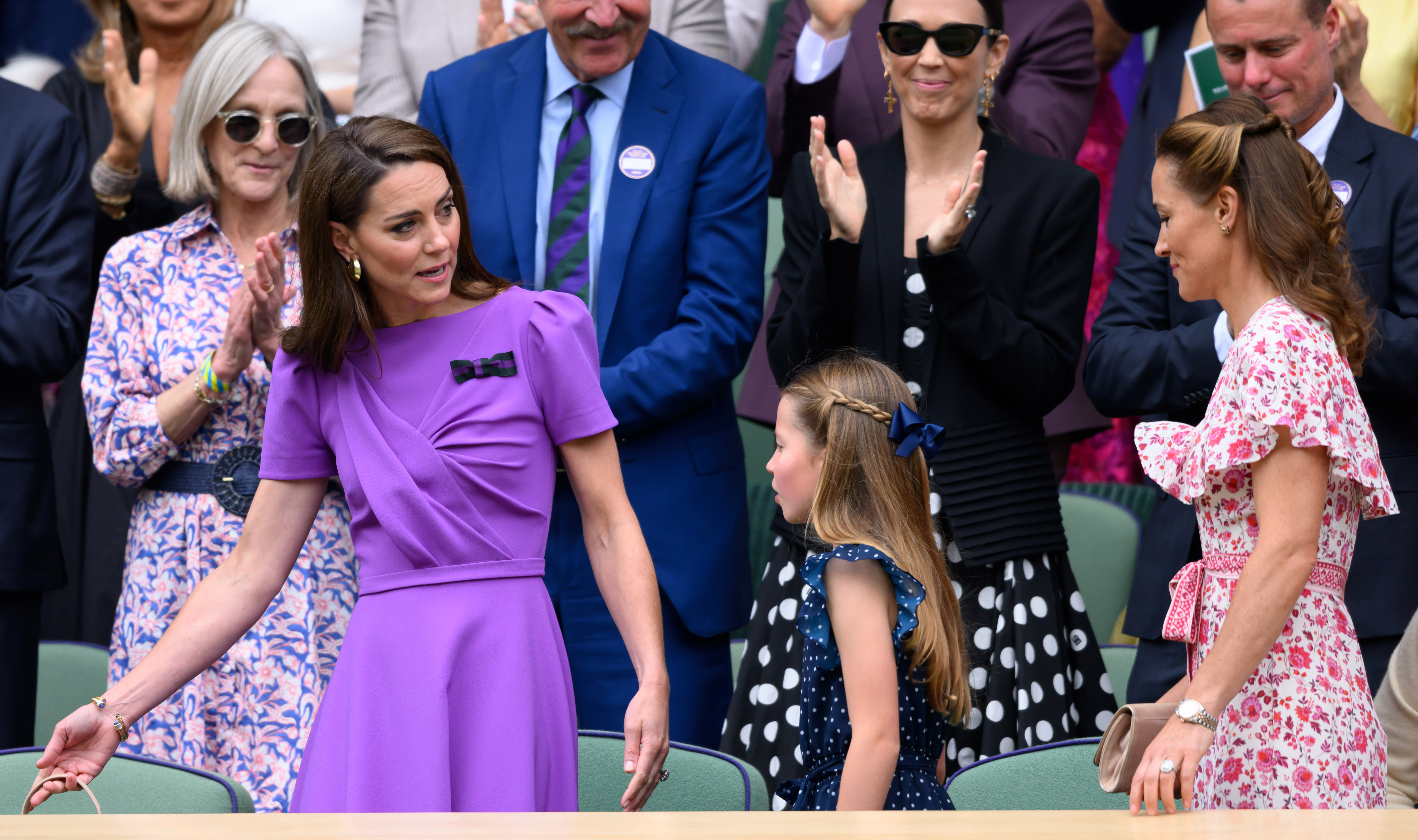 Kate Middleton, la princesa Charlotte y Pippa Middleton en la Pista Central durante el Campeonato de Tenis de Wimbledon el 14 de julio de 2024, en Londres, Inglaterra | Fuente: Getty Images