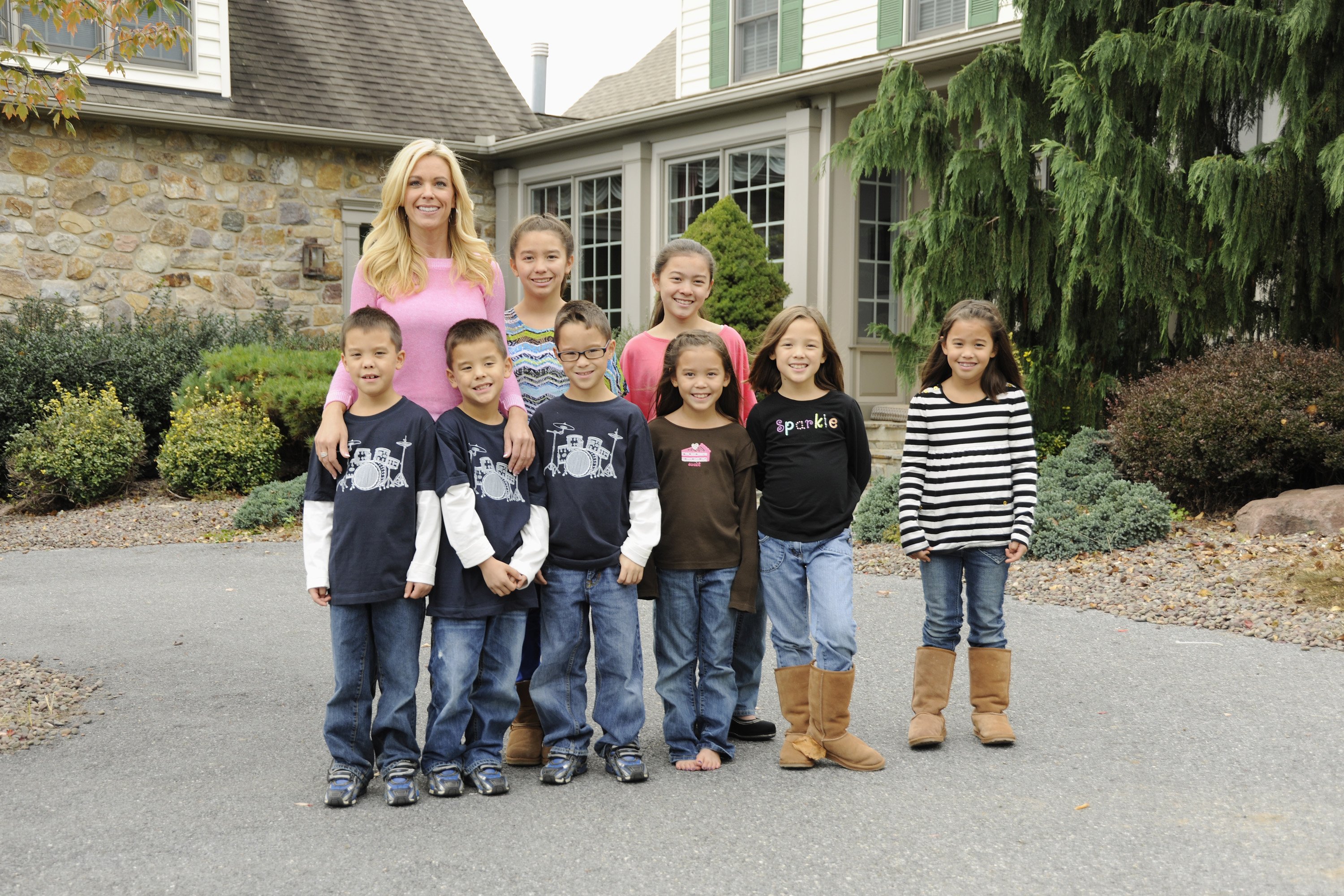 Kate Gosselin y sus hijos fotografiados para su programa de televisión en 2012. | Foto Getty Images