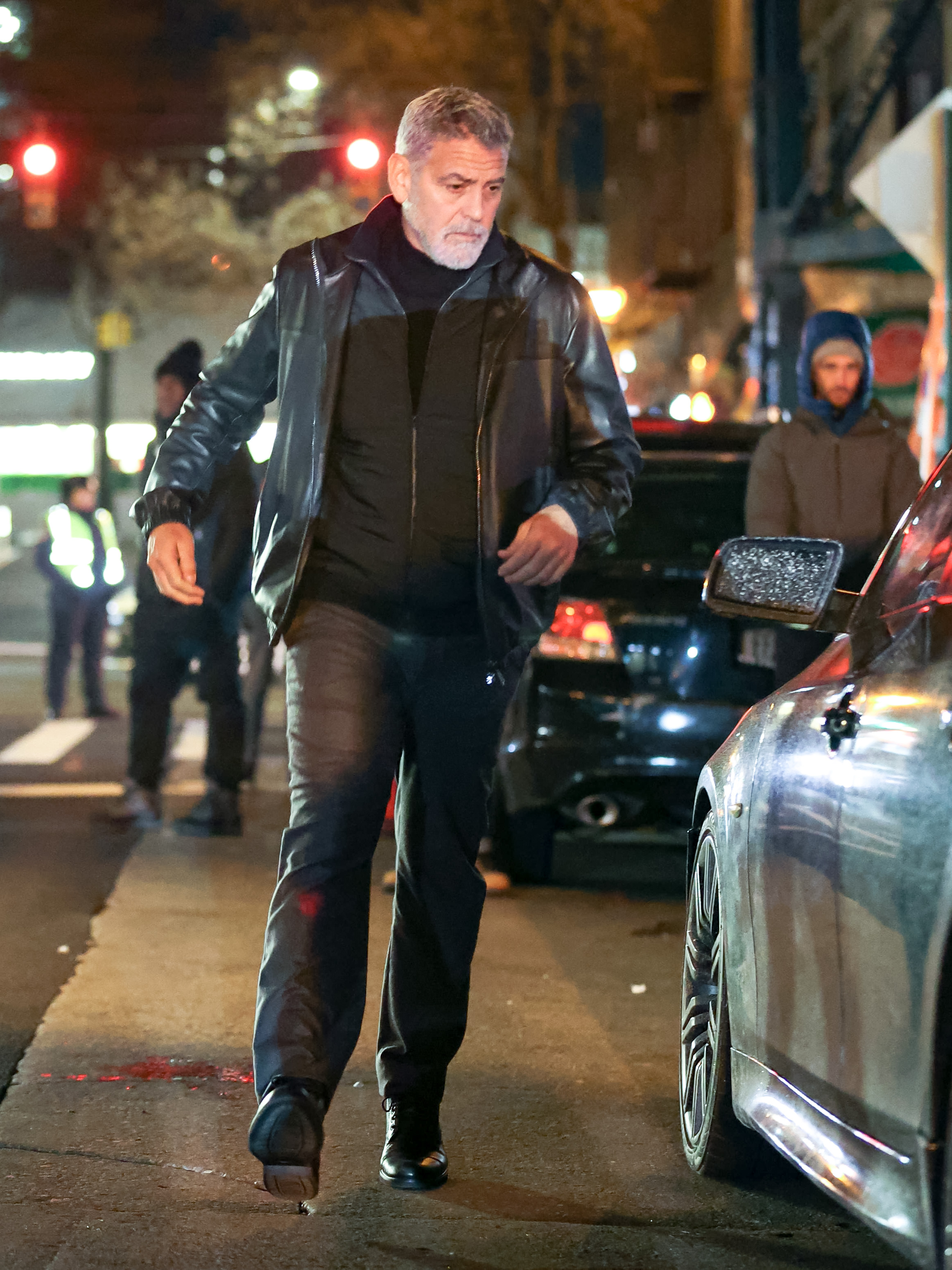 George Clooney en el set de rodaje de la película "Wolves" en Queens, el 25 de enero de 2023, en Nueva York. | Foto: Getty Images