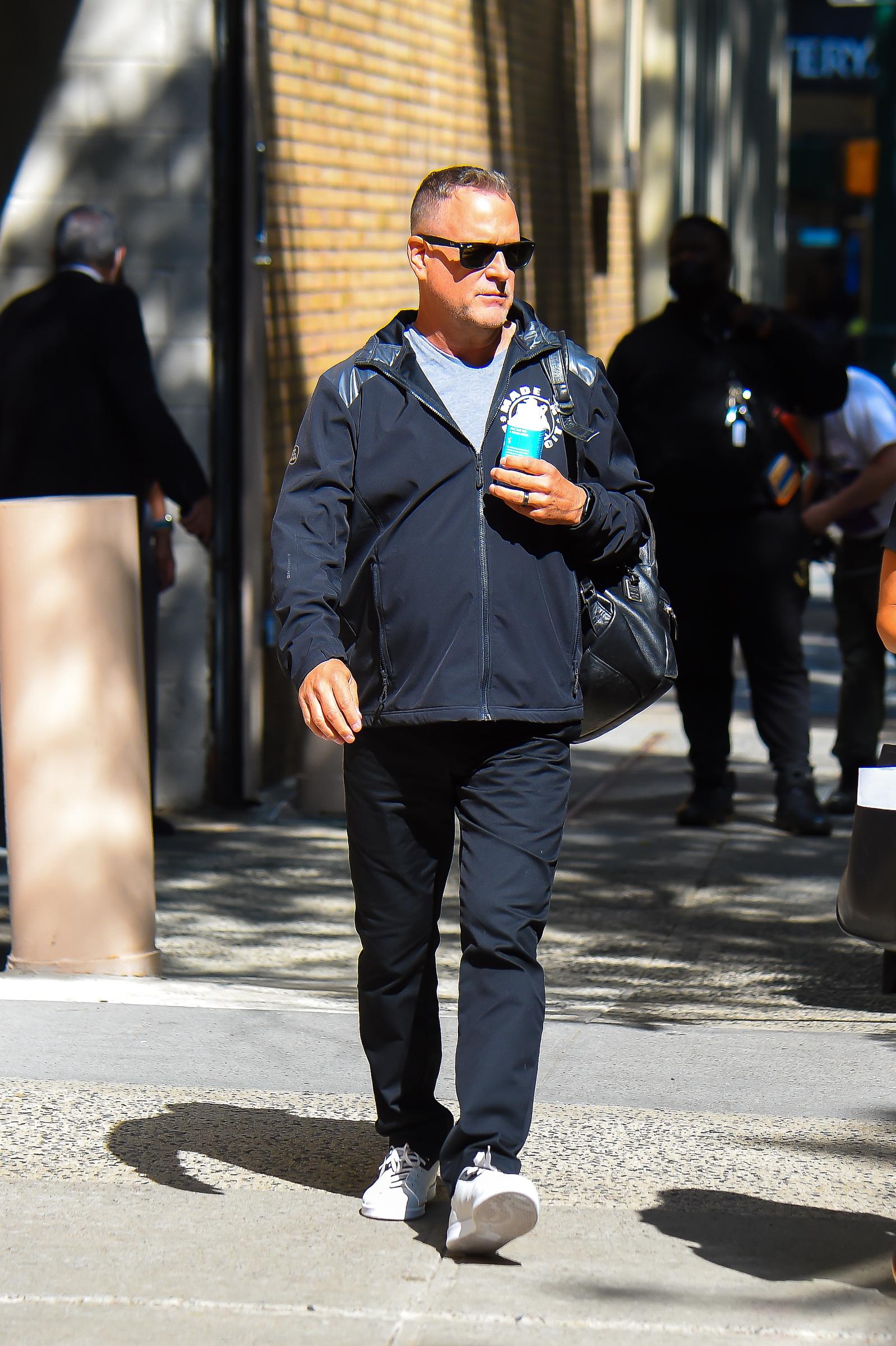 Dave Coulier visto en Manhattan el 11 de julio de 2022 | Fuente: Getty Images