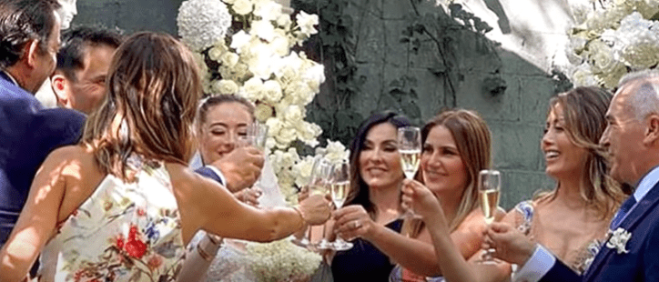 Karen Alejandra Almaguer  y Jaime Protasio Rodríguez brindando junto a sus invitados. | Foto: Youtube/ Grupo REFORMA