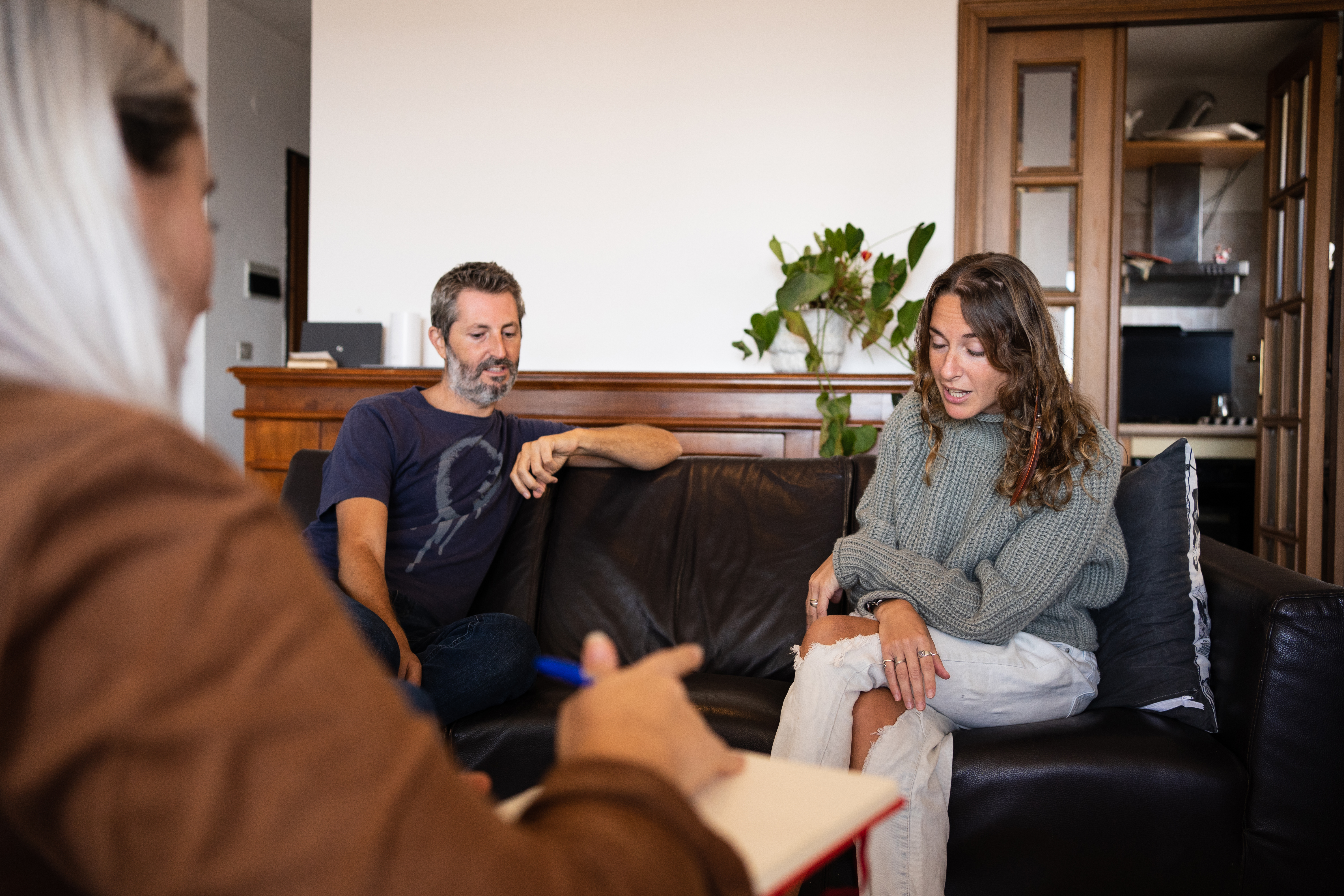 Una pareja hablando con un terapeuta | Foto: Getty Images