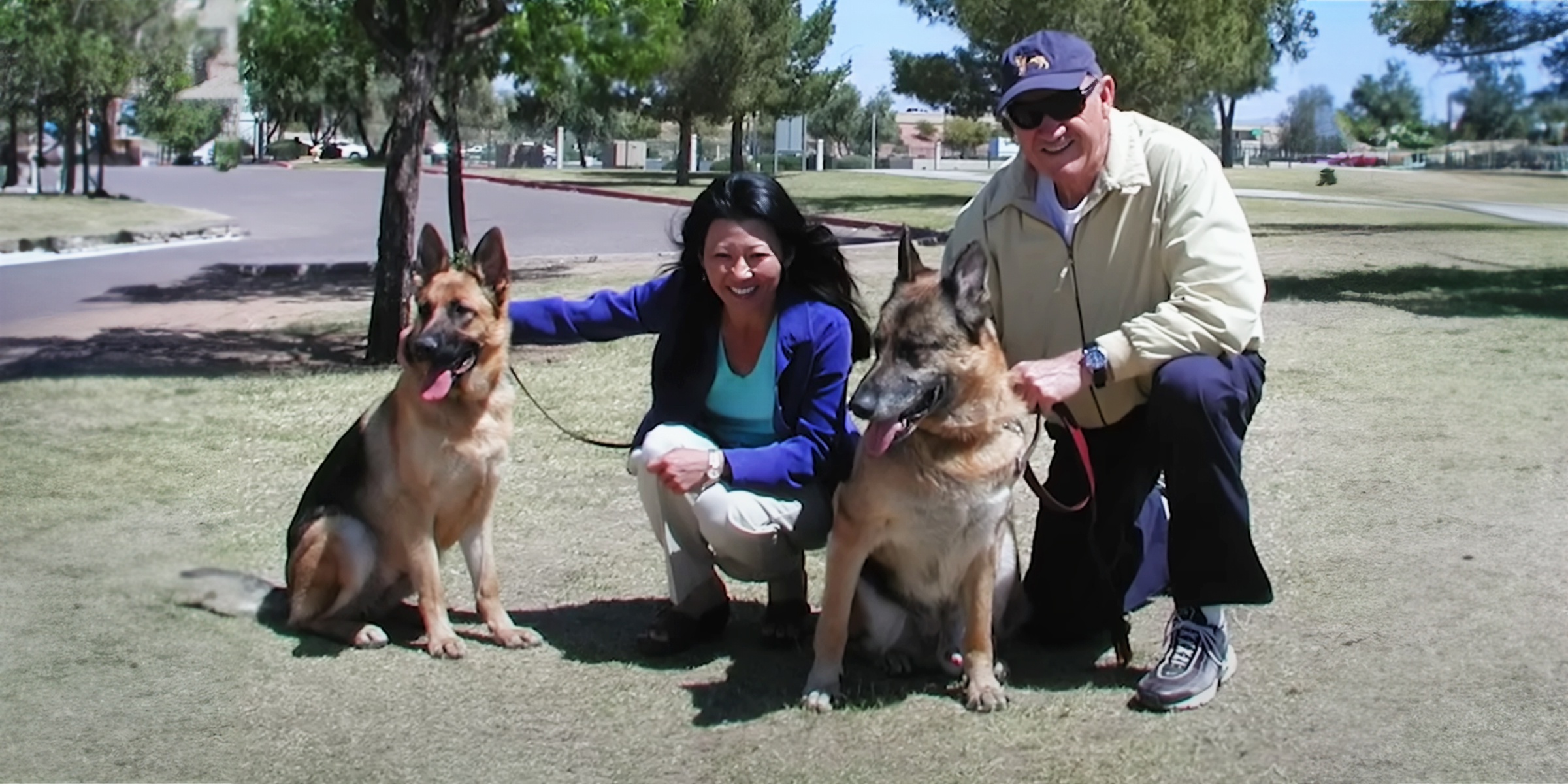 Betsy Arakawa y Gene Hackman con sus perros | Fuente: YouTube/LawAndCrime