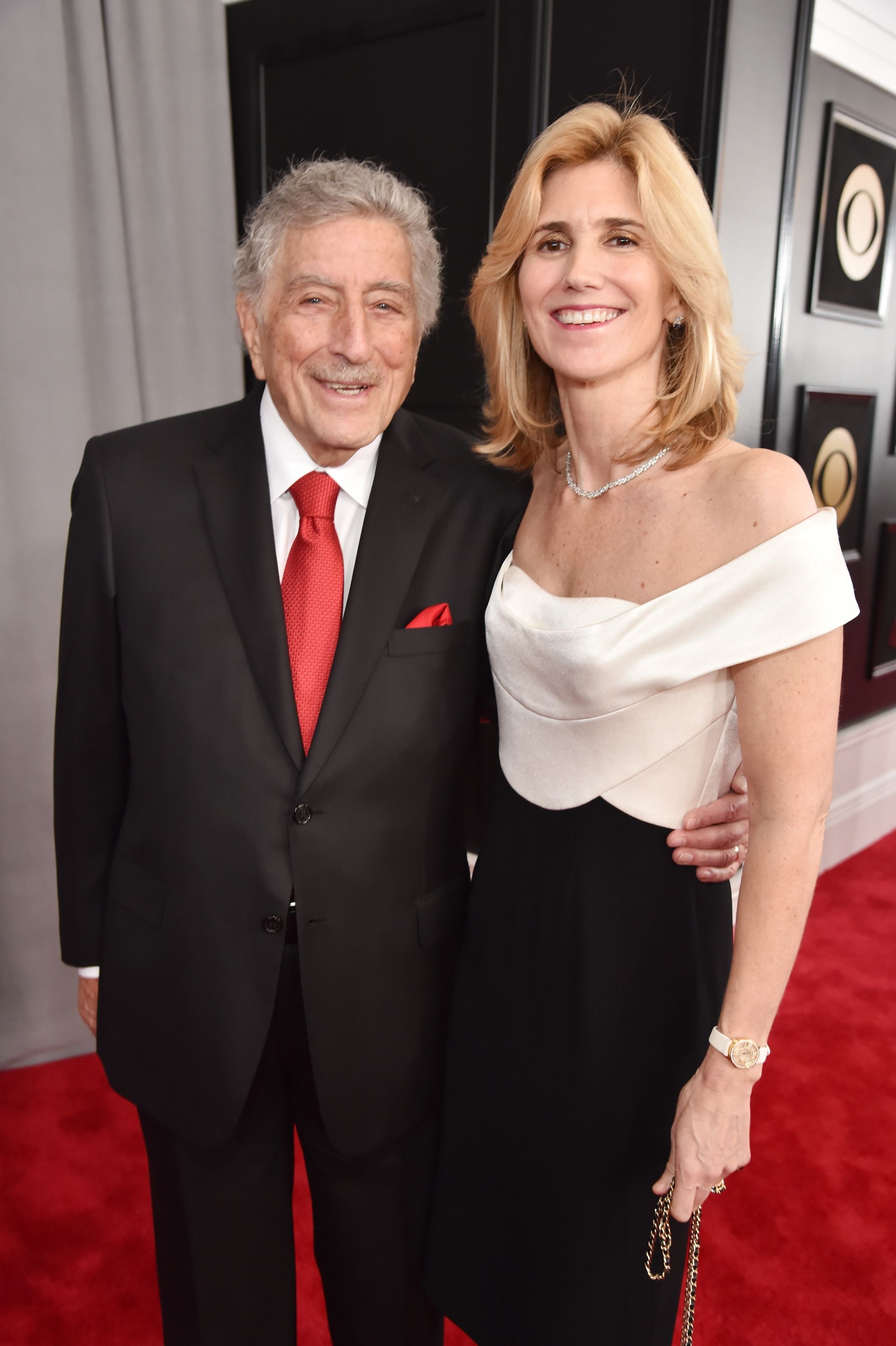 El cantante Tony Bennett y su esposa Susan Crow asisten a la 60 edición de los premios Grammy en el Madison Square Garden el 28 de enero de 2018 en Nueva York. | Foto: Getty Images