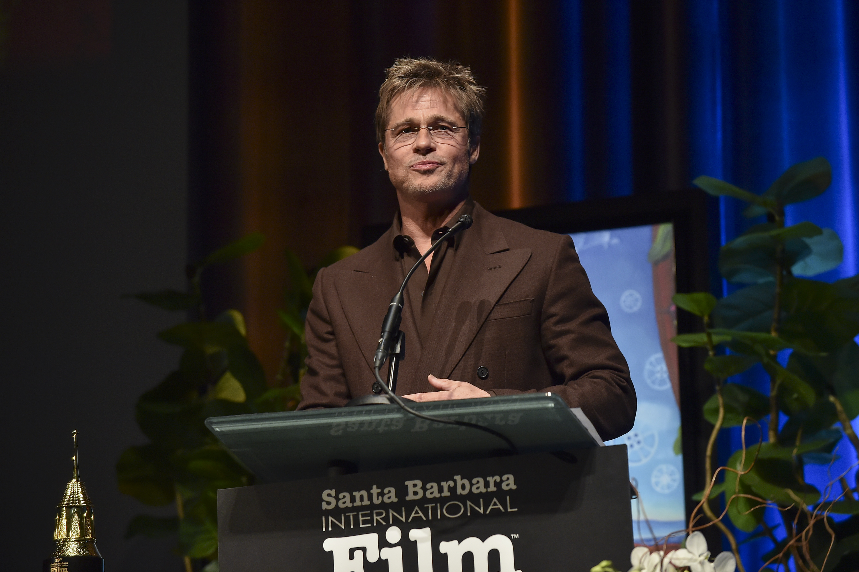 Brad Pitt habla en la ceremonia de entrega del Premio al Intérprete Destacado del Año del Festival Internacional de Cine de Santa Bárbara, California, el 8 de febrero de 2024 | Fuente: Getty Images