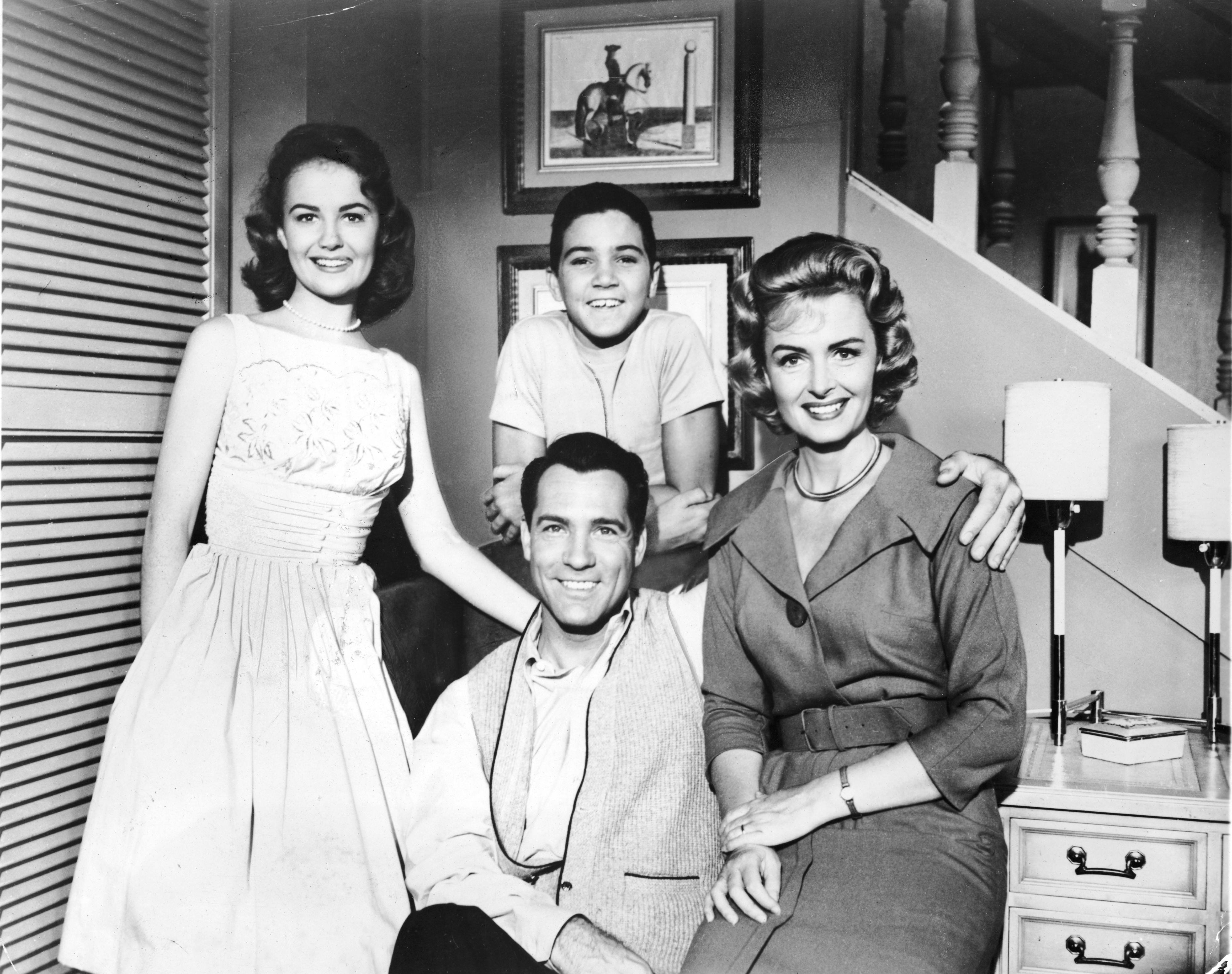 Shelley Fabares, Paul Petersen, Carl Betz y Donna Reed en un retrato para "The Donna Reed Show" hacia 1961 | Fuente: Getty Images