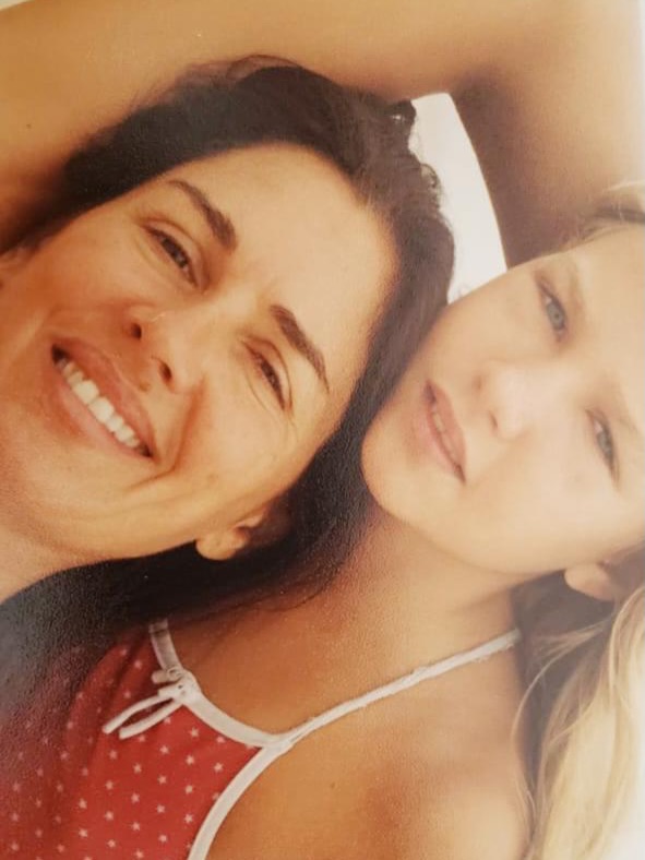 Josefina Bocchino, la hija modelo de Andrea Frigerio y Lucas Bocchino, posando junto a su madre durante su niñez | Fuente: Instagram/andreafrigeriook