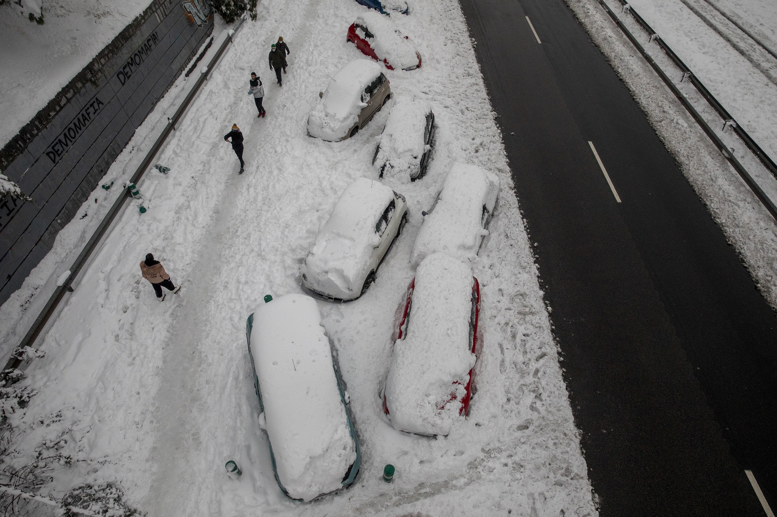 Autos bloqueados por la nieve en vías de Madrid en enero de 2021. | Foto: Getty Images